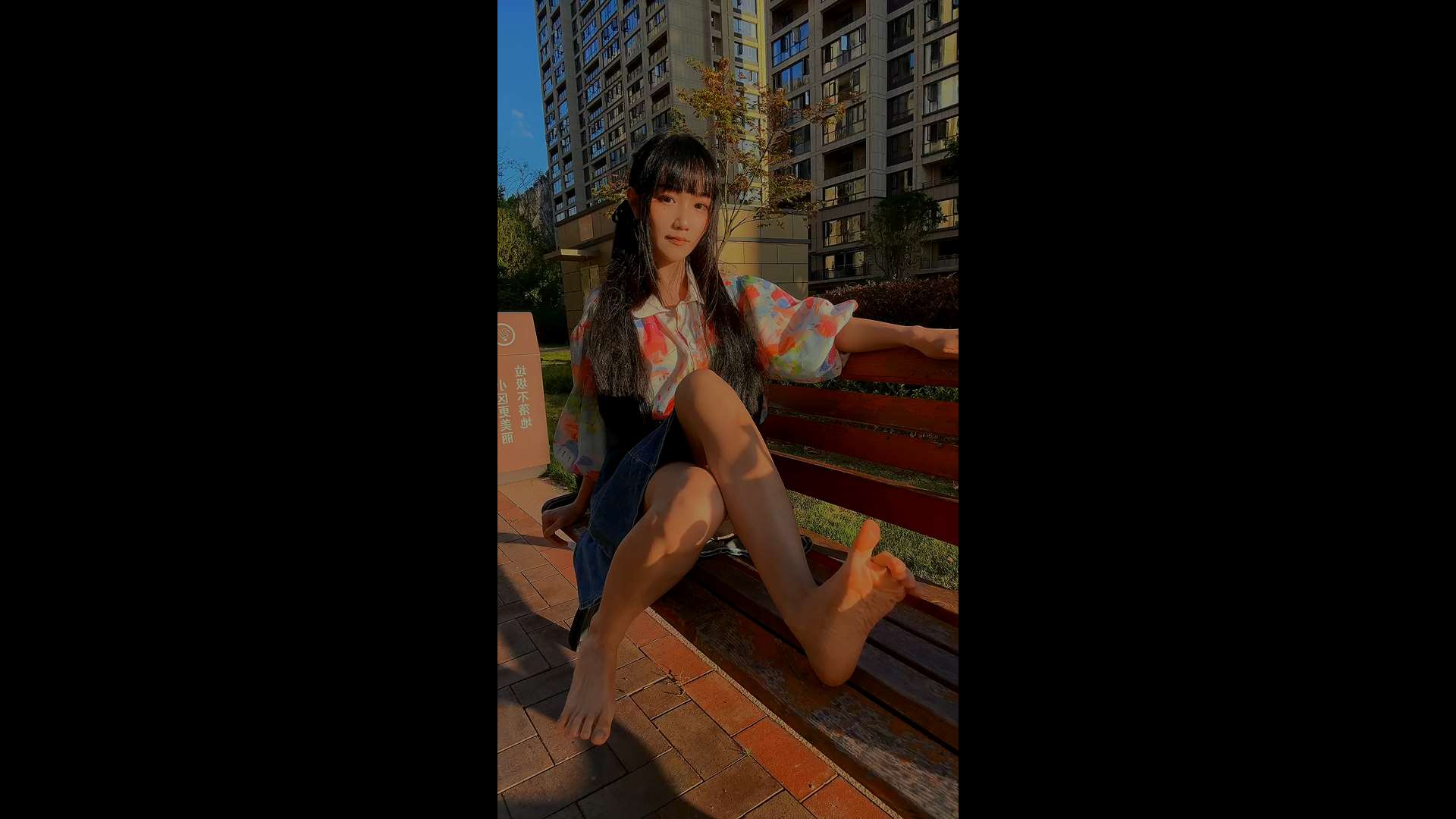 《[视频]抖音博主oo圆圆户外秀玉足第一弹，太嫩了!》作品图