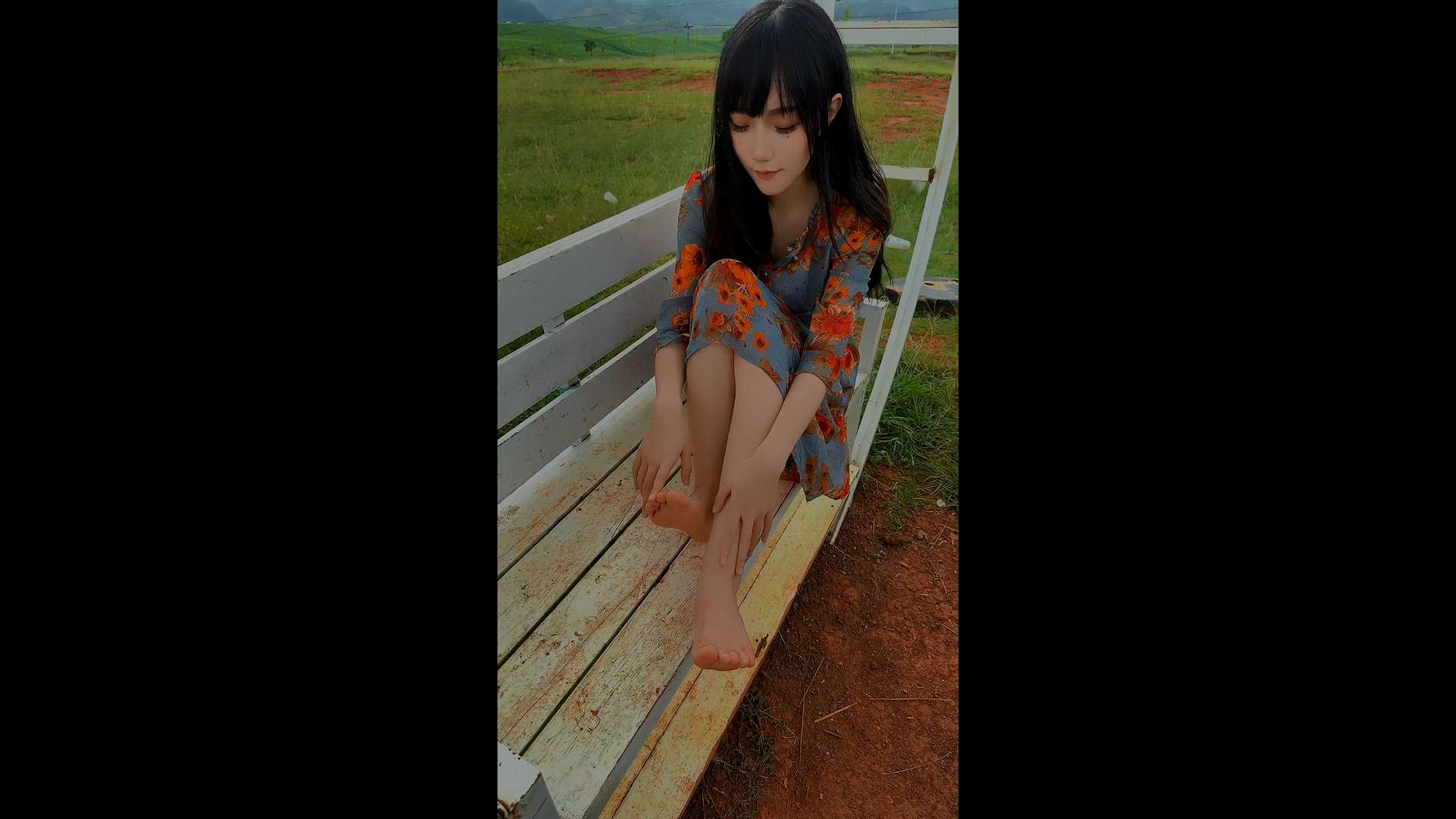 《[视频]抖音博主oo圆圆户外秀玉足第二弹，太美了!》作品图