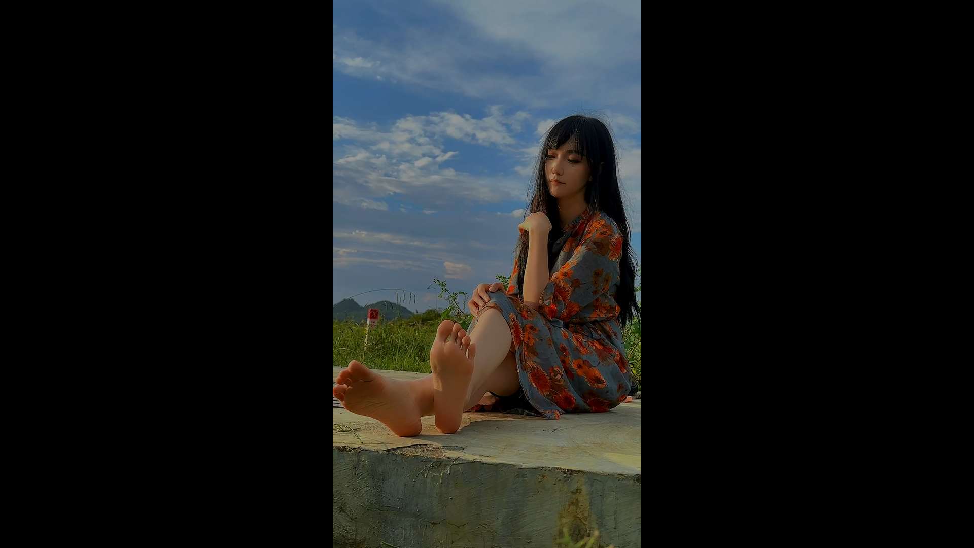 《[视频]抖音博主oo圆圆户外秀玉足第二弹，太美了!》作品图