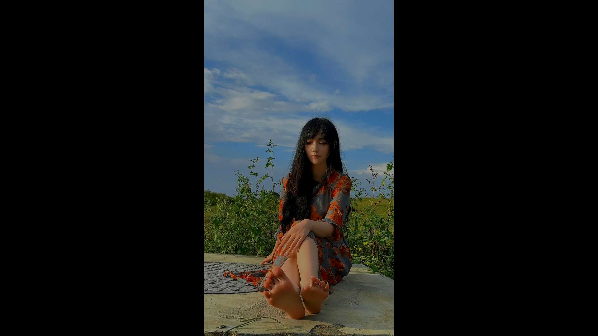 《[视频]抖音博主oo圆圆户外秀玉足第二弹，太美了!》作品图