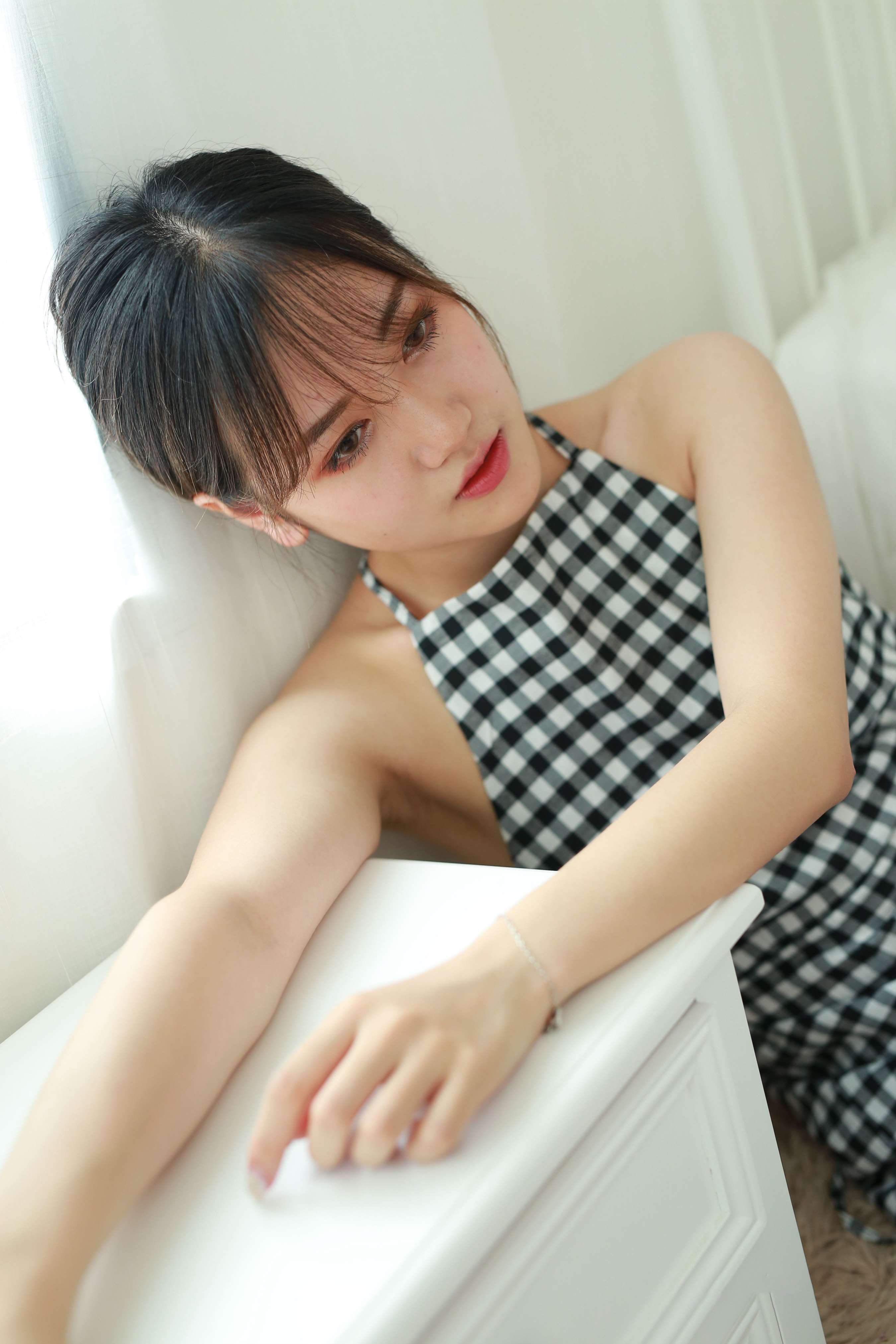 《陈雨菲露背格子裙の嫩足》作品图