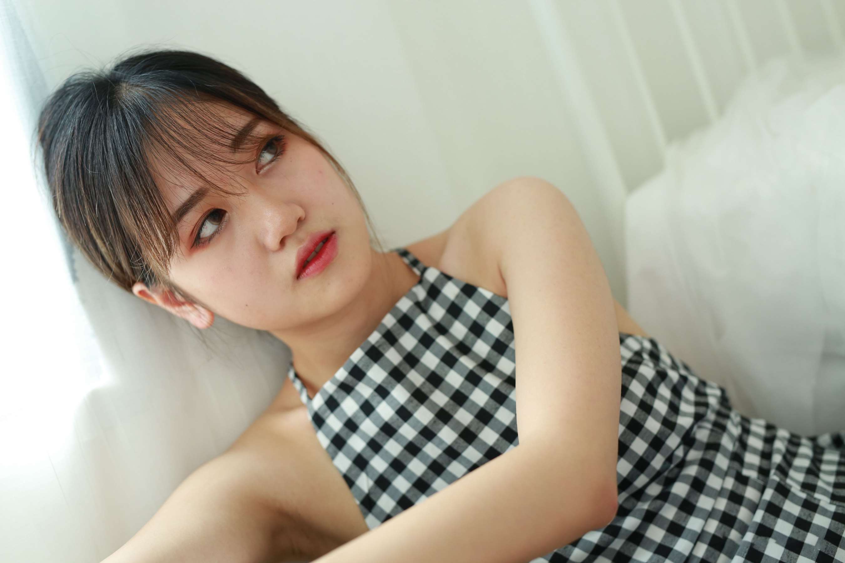 《陈雨菲露背格子裙の嫩足》作品图