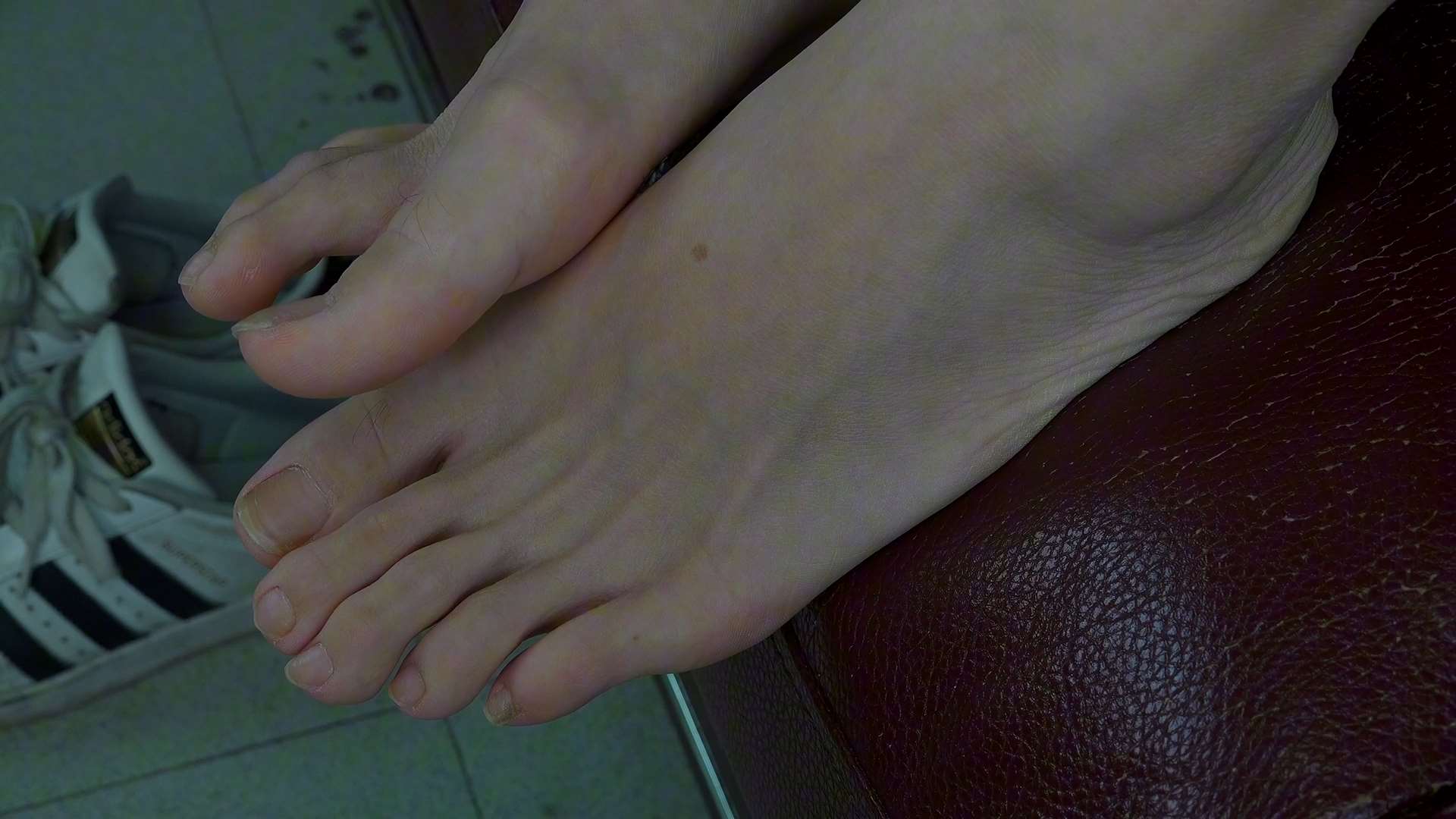 《[视频]学生颖颖骨感大脚露出褶皱的原味美脚》作品图