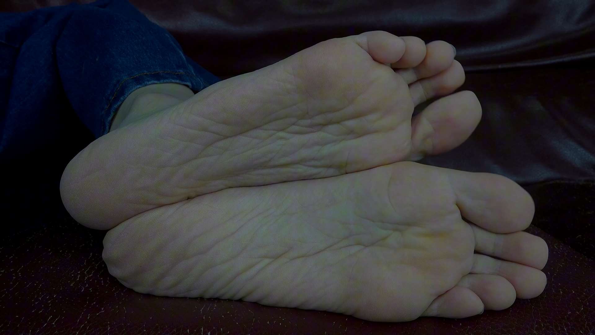 《[视频]学生颖颖骨感大脚露出褶皱的原味美脚》作品图