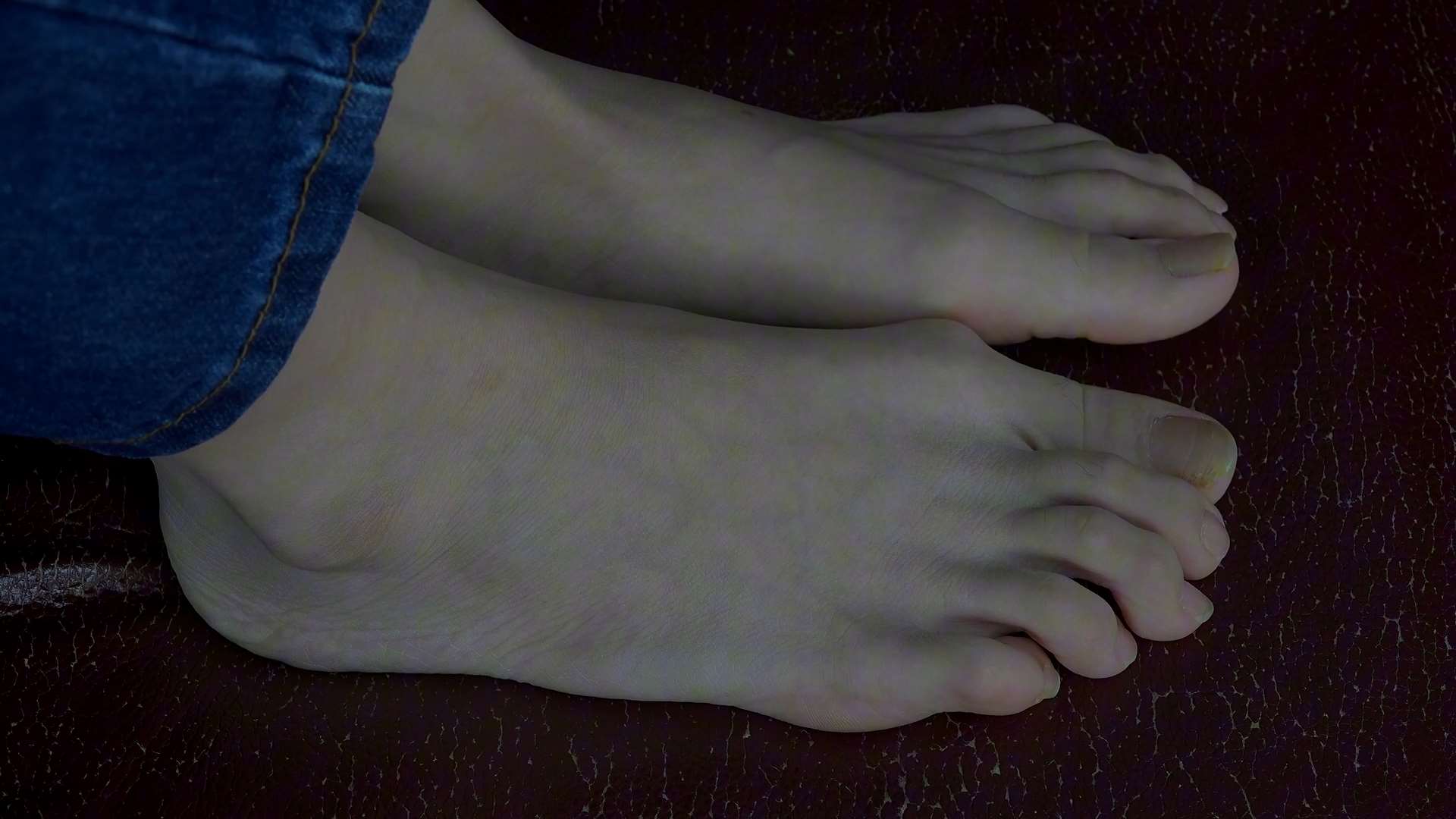 《[视频]学生颖颖骨感大脚露出褶皱的原味美脚》作品图