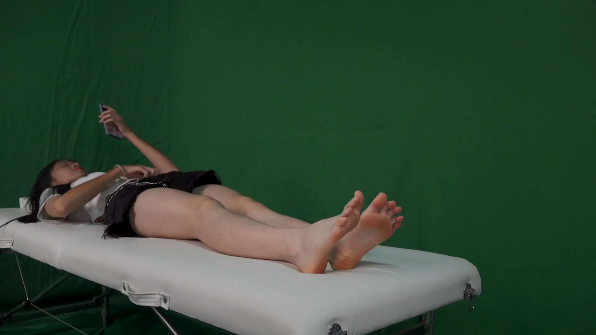 《[视频]干净少女雅雅的白嫩裸足.捆绑TK把玩》作品图