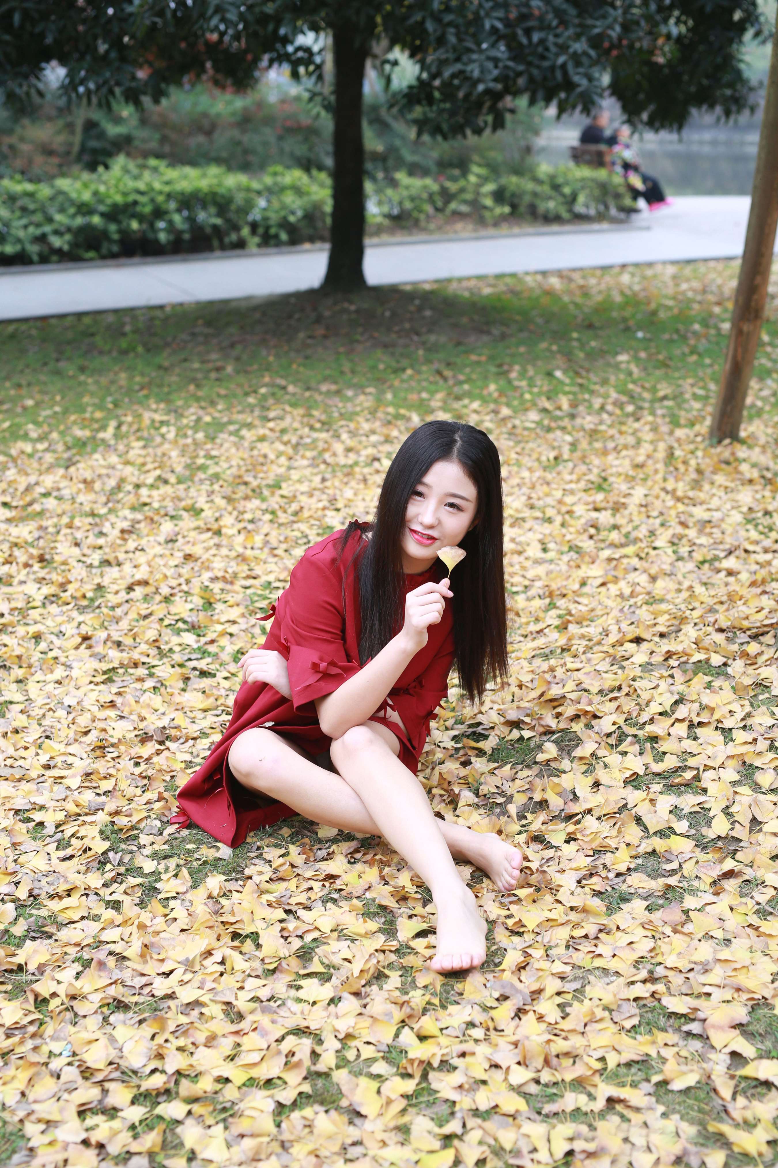 《杨雪睛 红裙嫩足》作品图