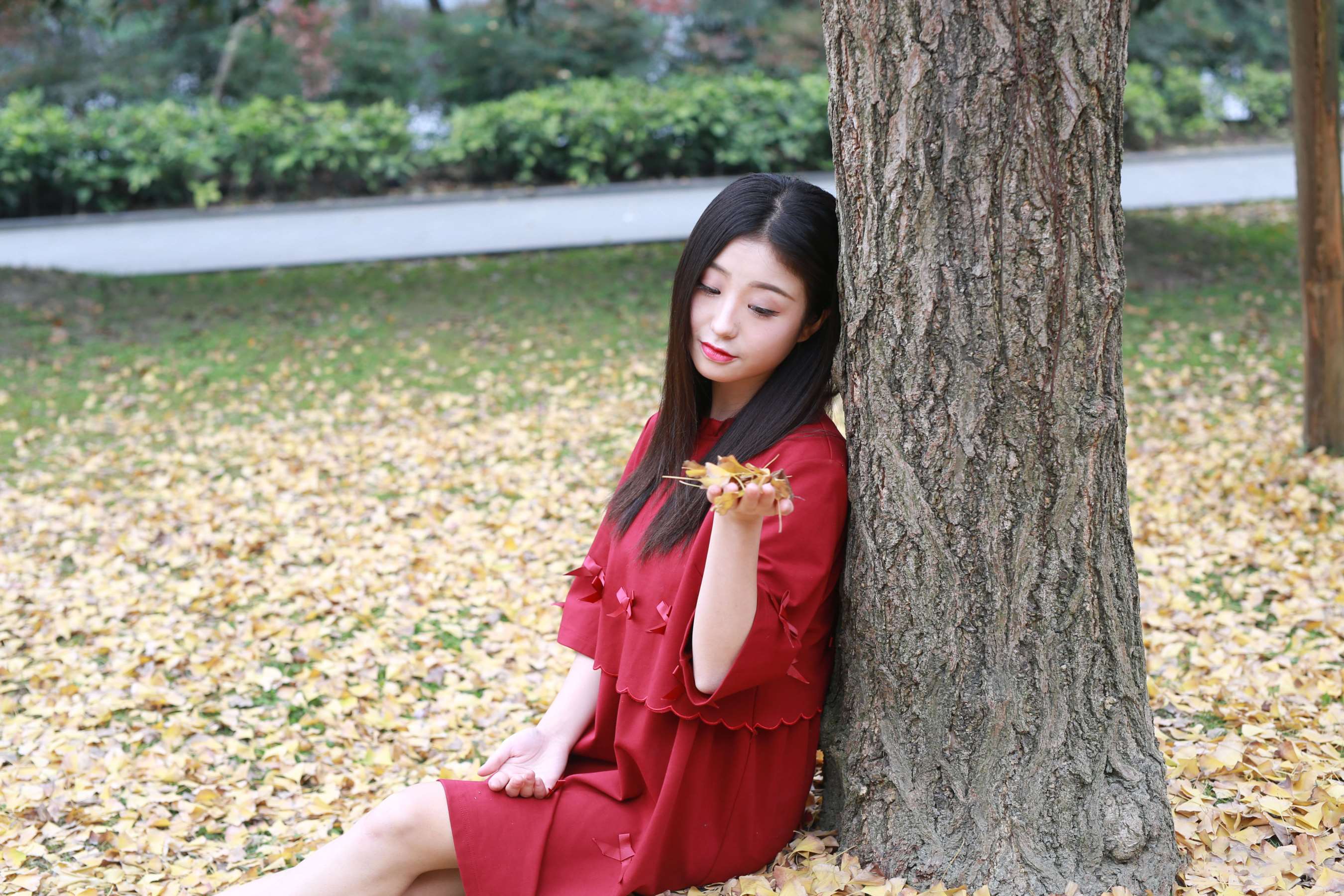 《杨雪睛 红裙嫩足》作品图