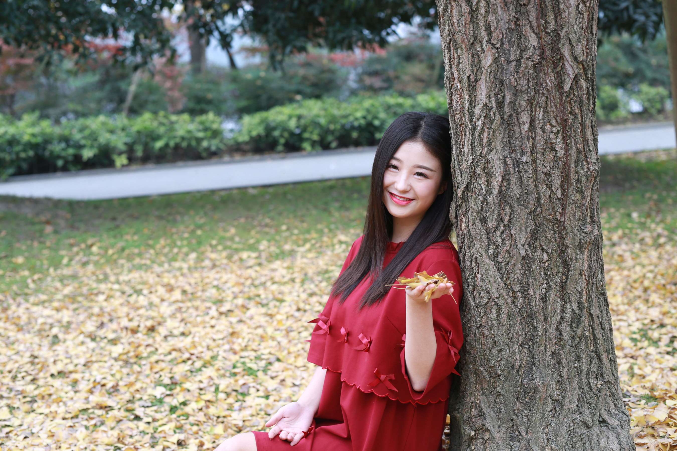 《杨雪睛 红裙嫩足》作品图