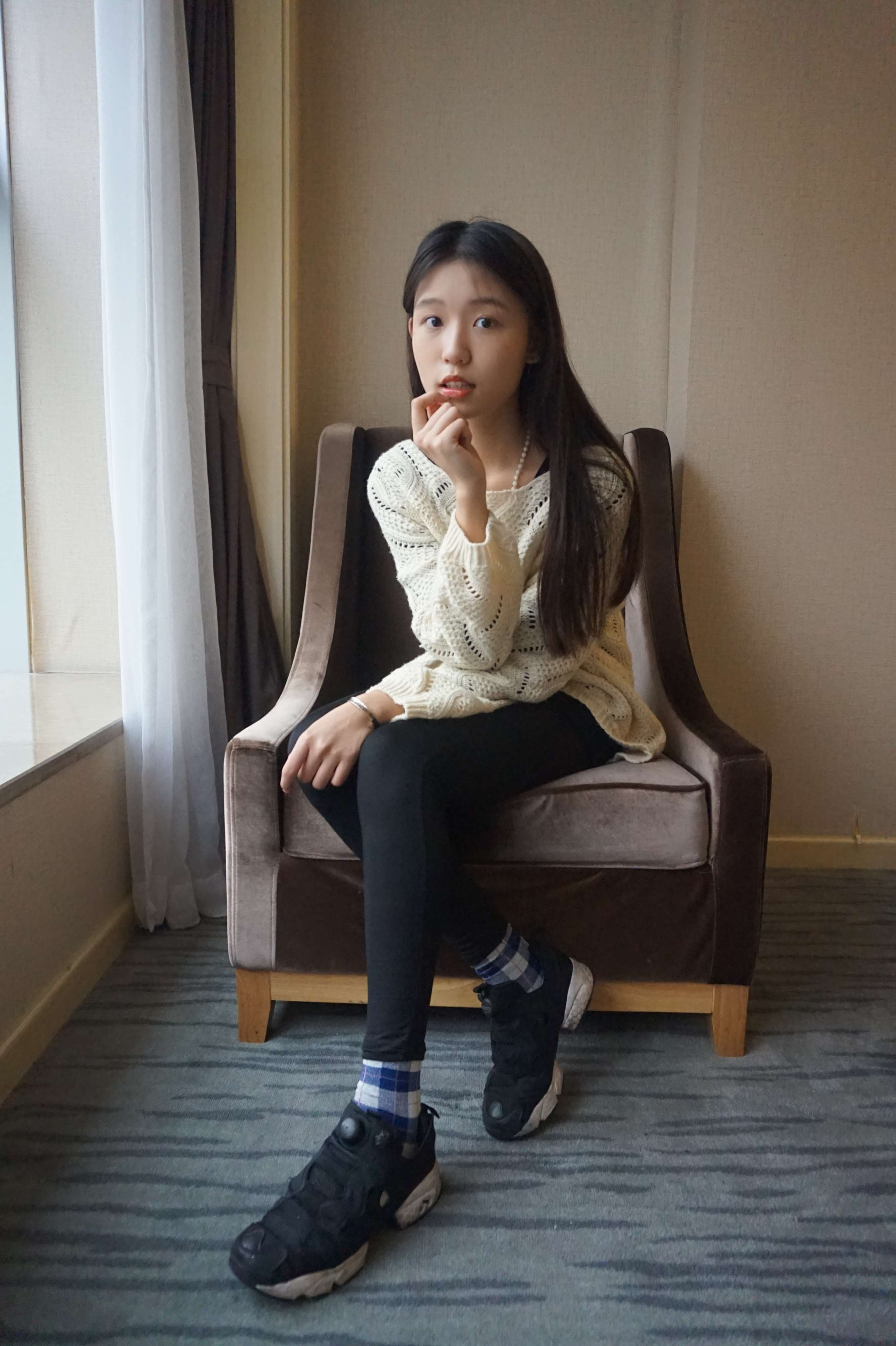 《超甜的大一妹妹展示棉袜裸足》作品图