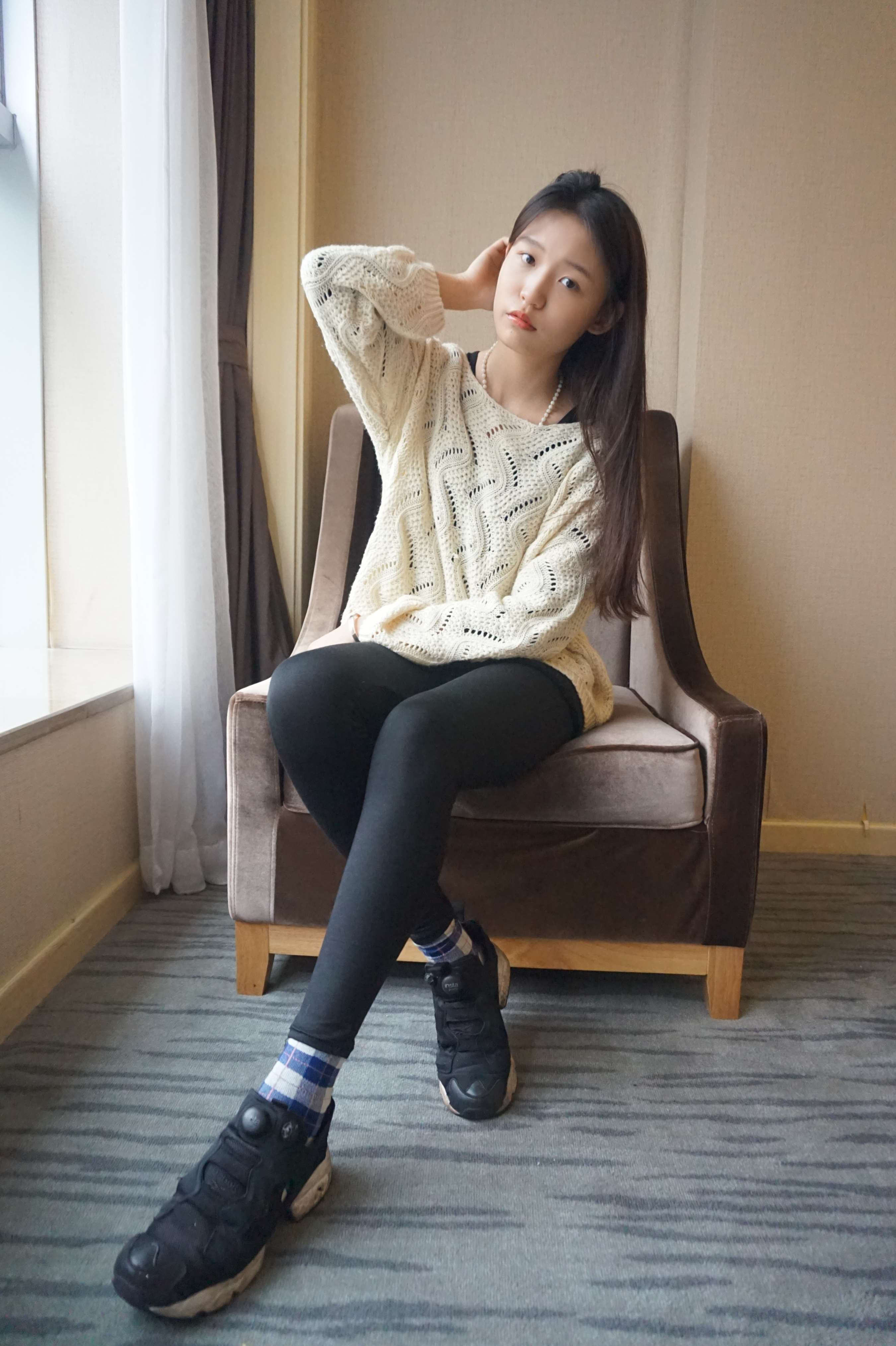 《超甜的大一妹妹展示棉袜裸足》作品图