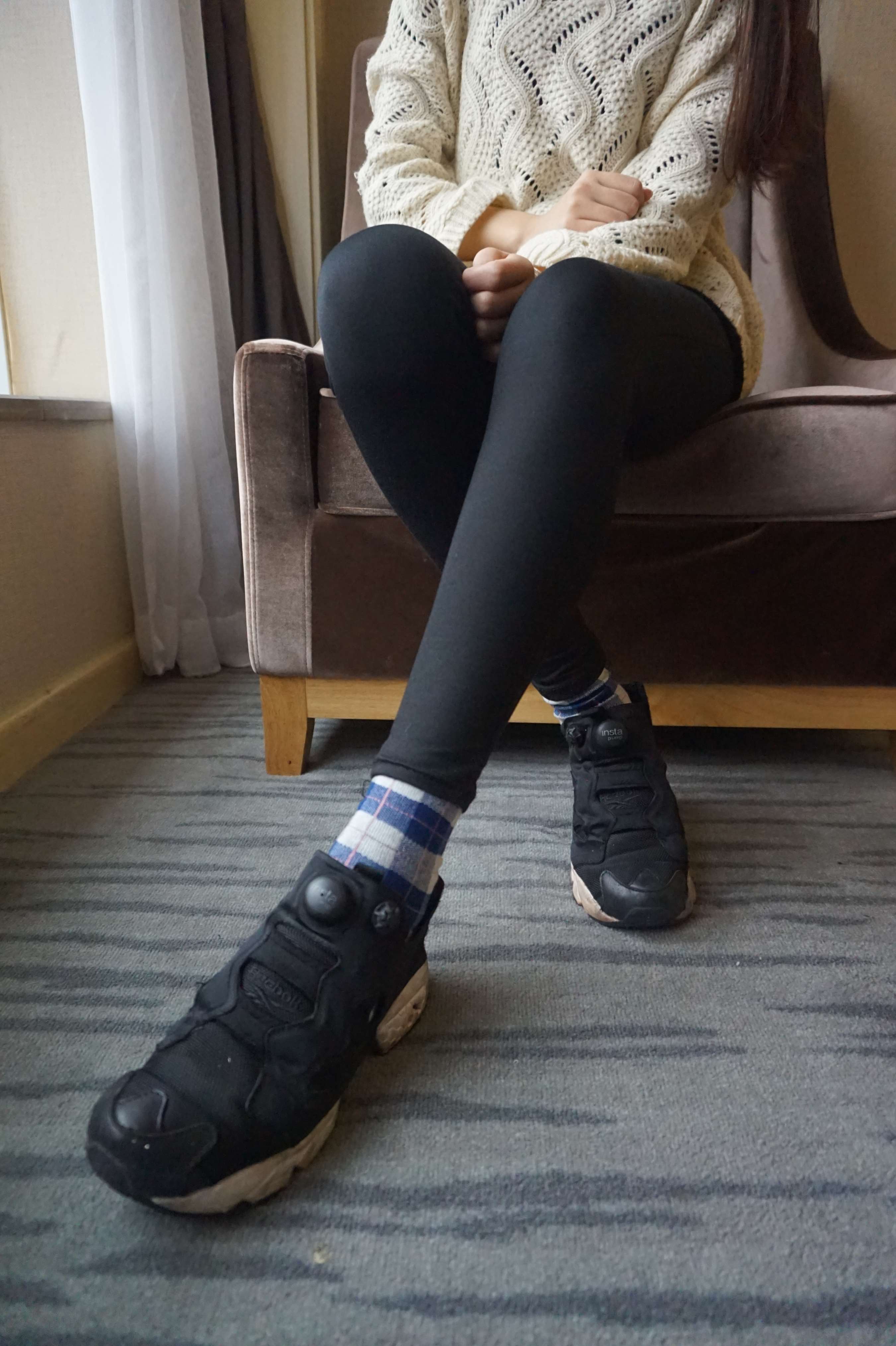 《超甜的大一妹妹展示棉袜裸足》作品图