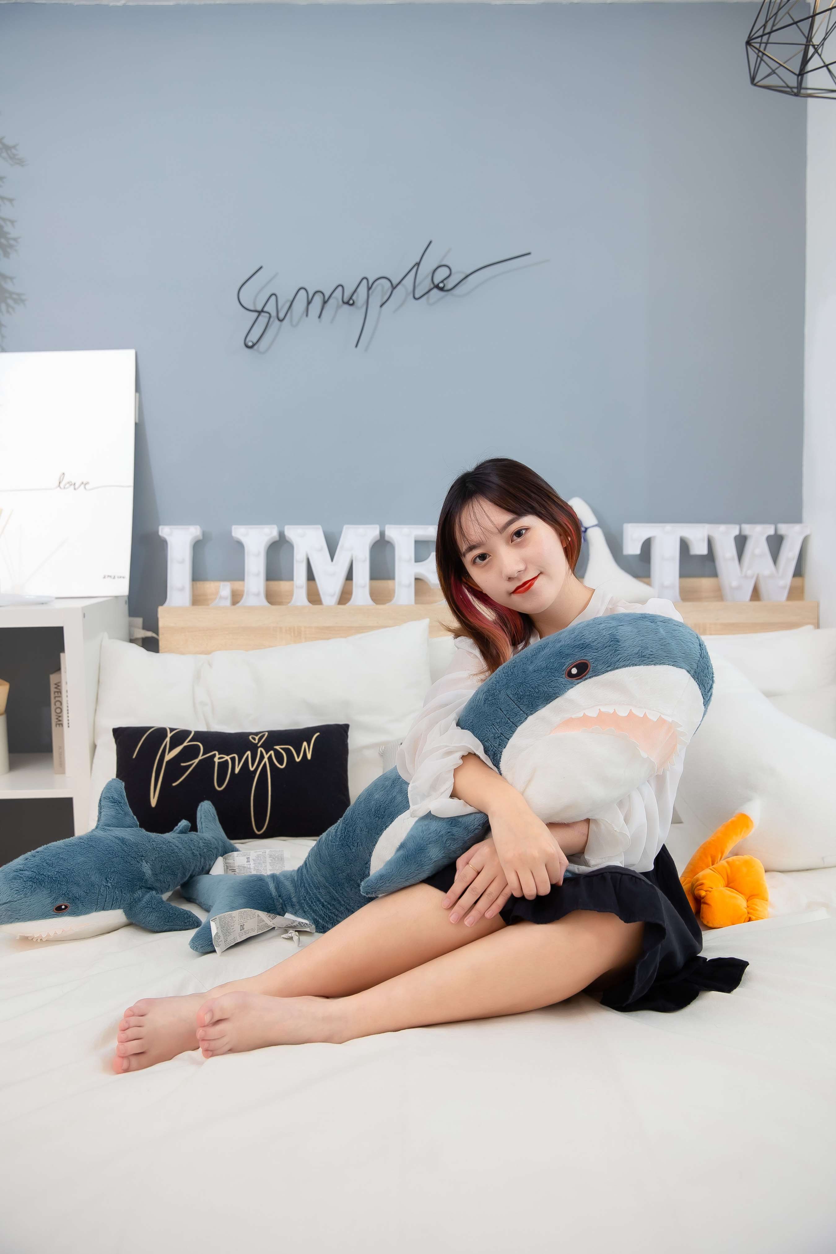 《[寄卖]高中生Una新作！裸足紧夹大鲨鱼不放，真调皮！》作品图