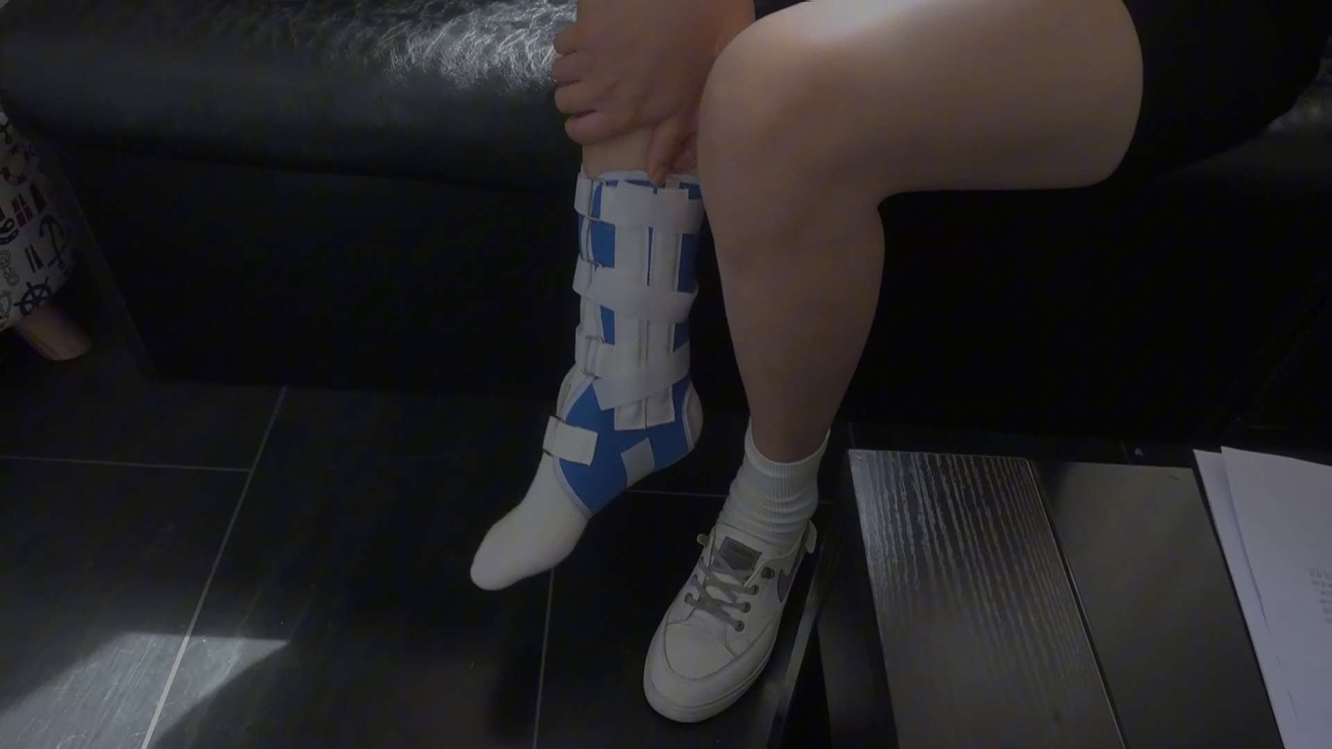 《[视频]受脚伤的舞蹈生，老师帮忙治疗趁机摸脚！》作品图