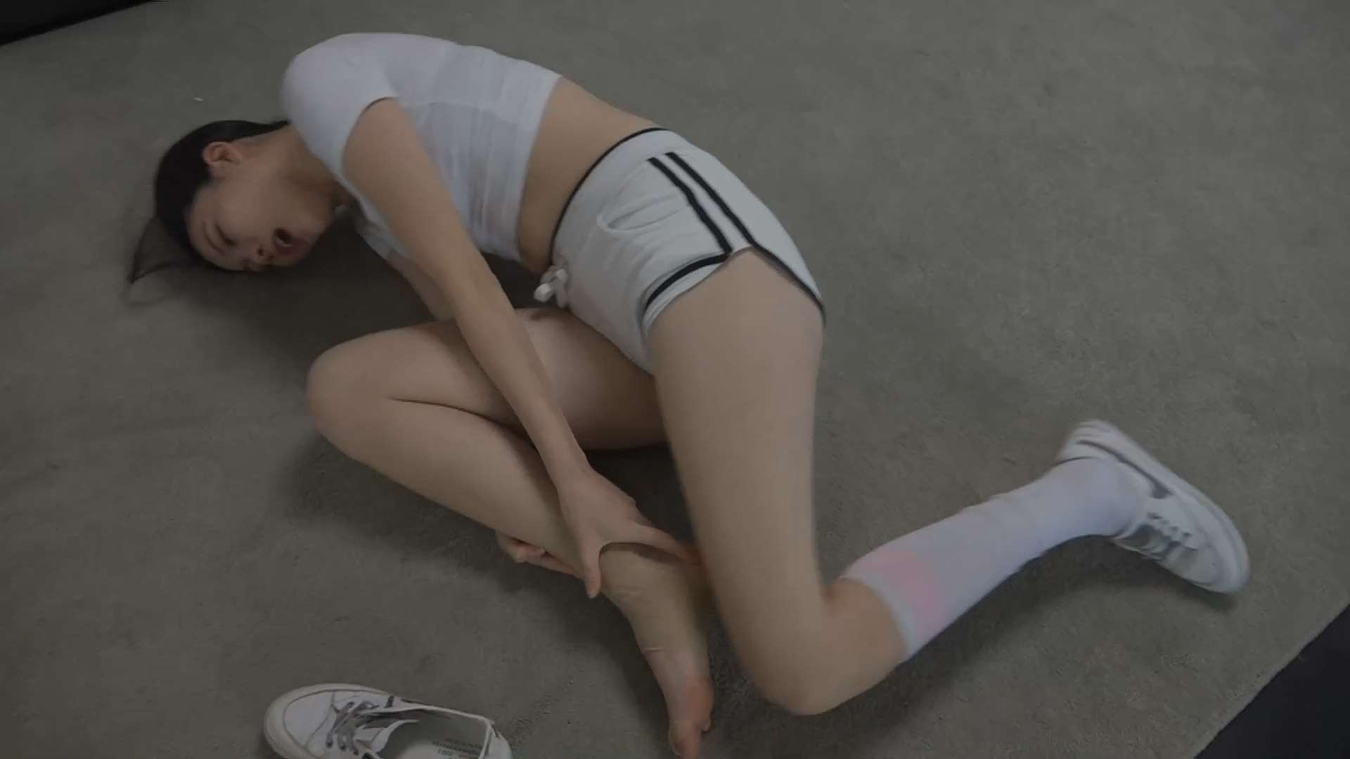 《[视频]受脚伤的舞蹈生，老师帮忙治疗趁机摸脚！》作品图