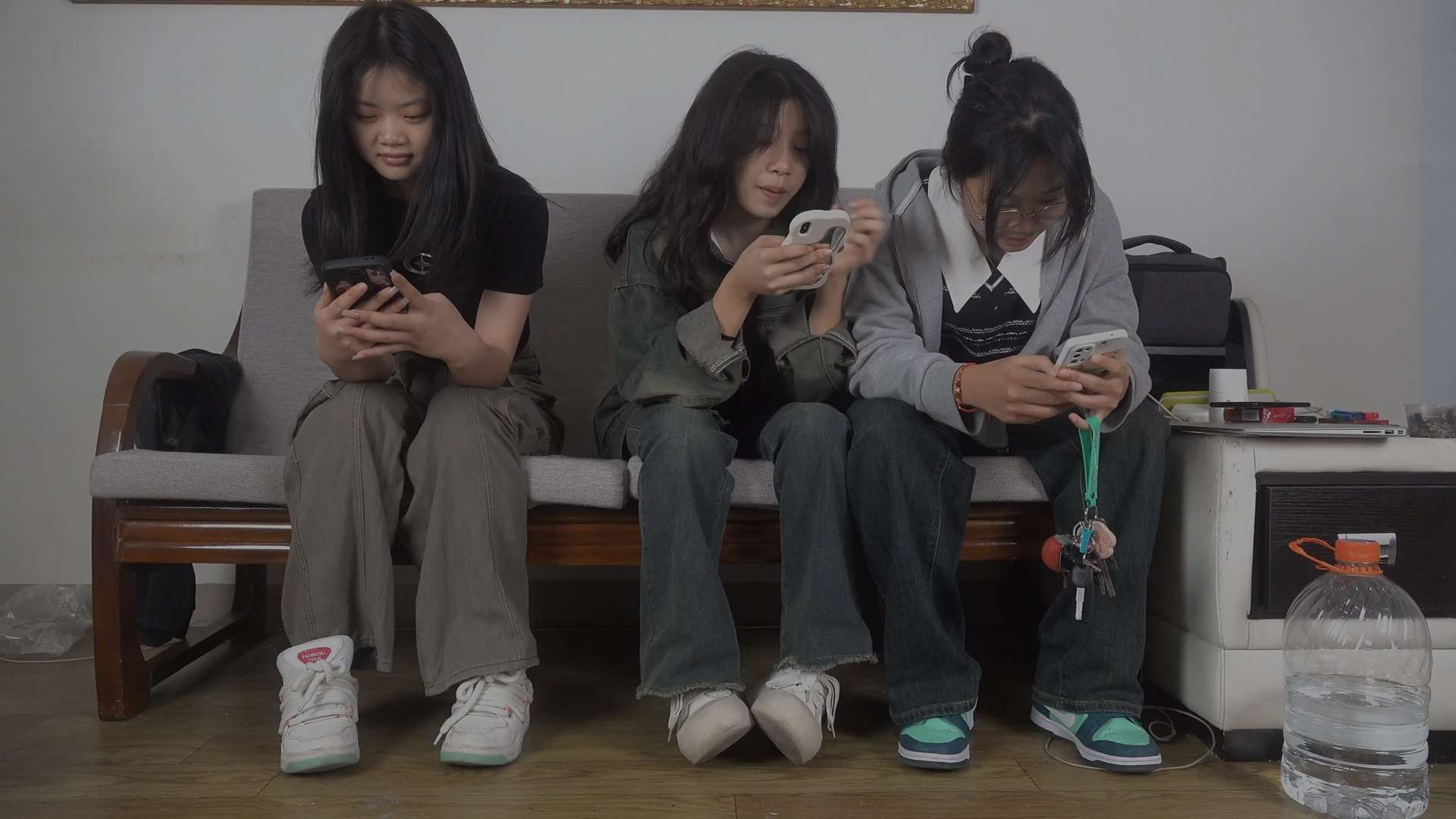 《[视频]一次享受菲菲芷欣三个妹子丝袜美脚》作品图