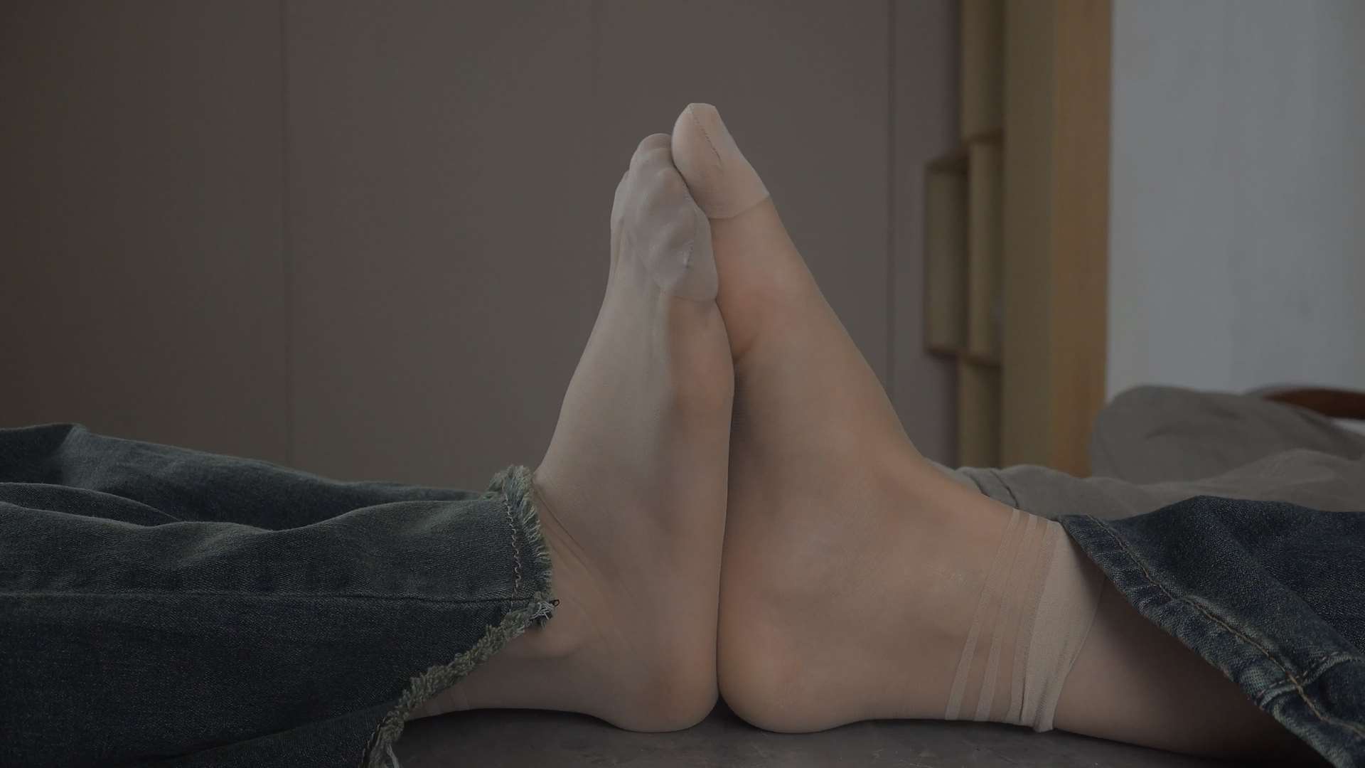 《[视频]一次享受菲菲芷欣三个妹子丝袜美脚》作品图