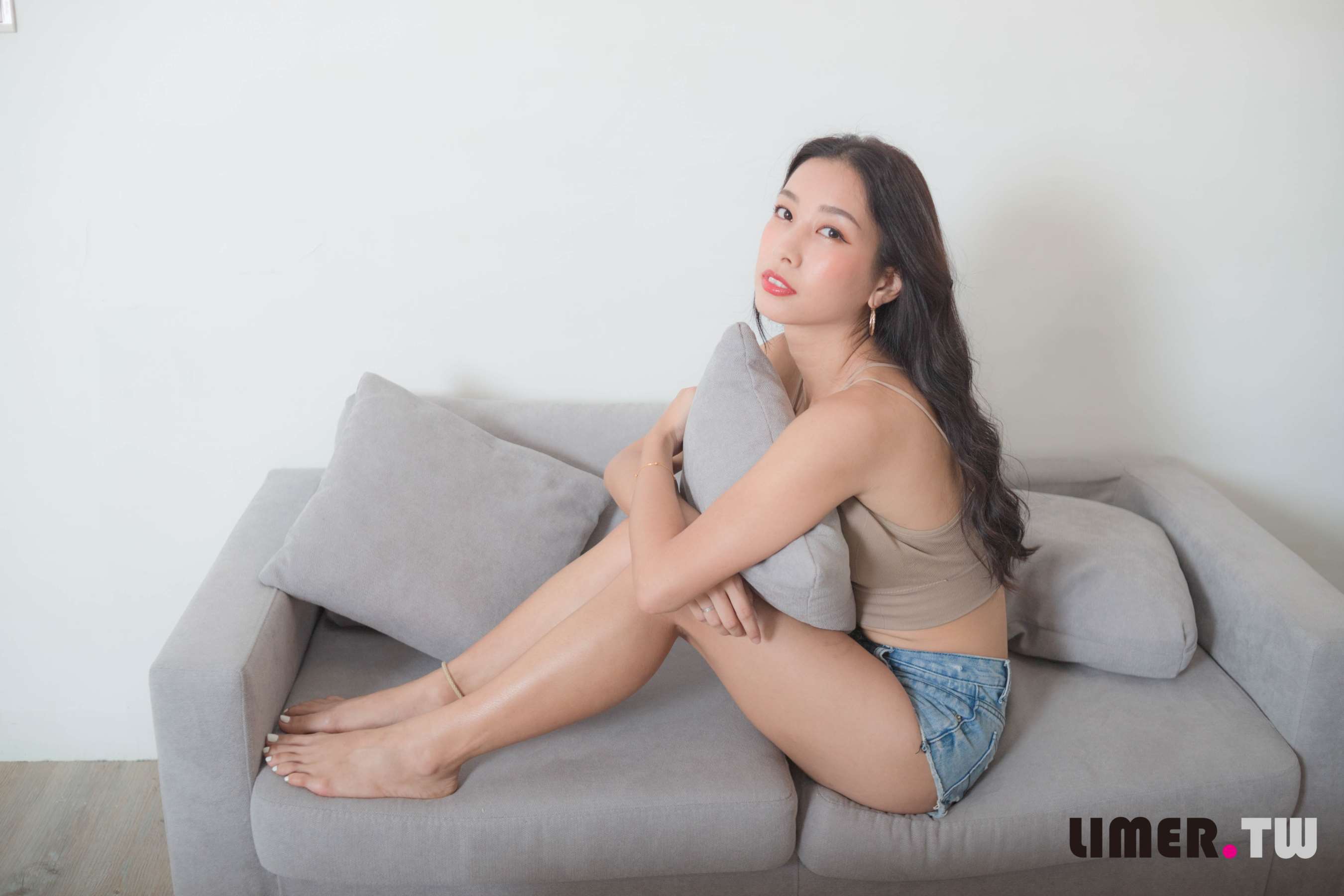 《[寄卖]素人 77 阳光系美少女来了!!穿着热裤 健美身材呼之欲出》作品图