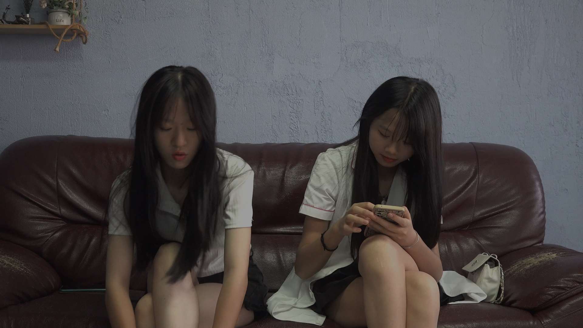 《[视频]玩思薇和美琪性感的脚丫，随意抚摸拿捏》作品图