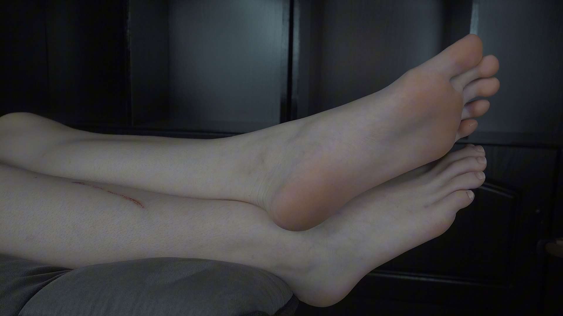 《[视频]玩高冷美女美琪奶白色骨感美脚》作品图