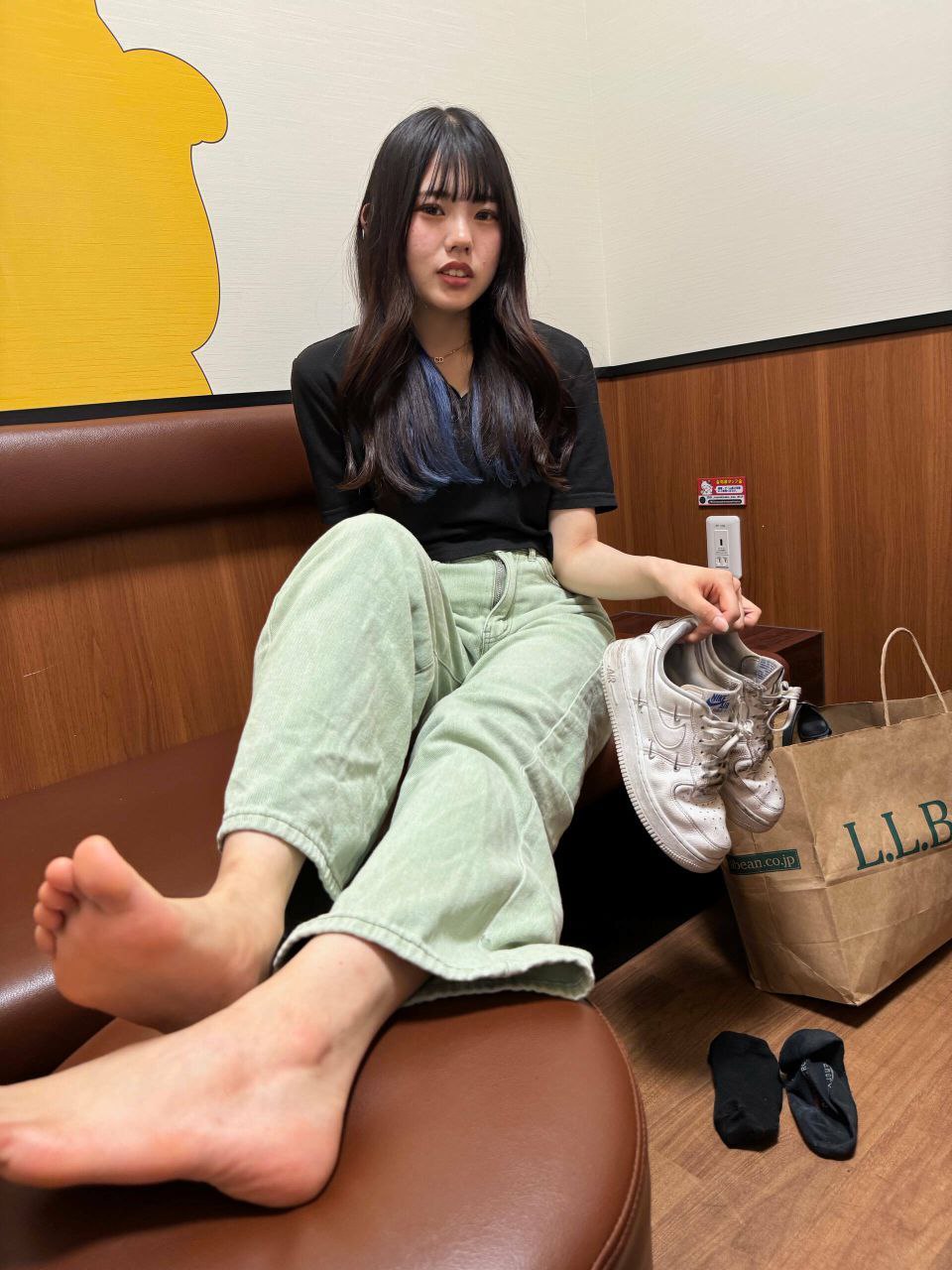 《浓郁重口味运动鞋反差女孩》作品图