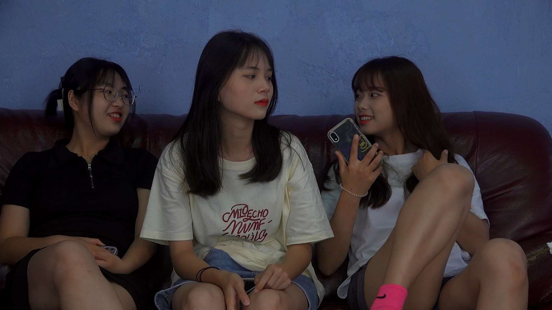 《[视频]小新,美妮和姐姐三人互脚，嫌脚臭！》作品图