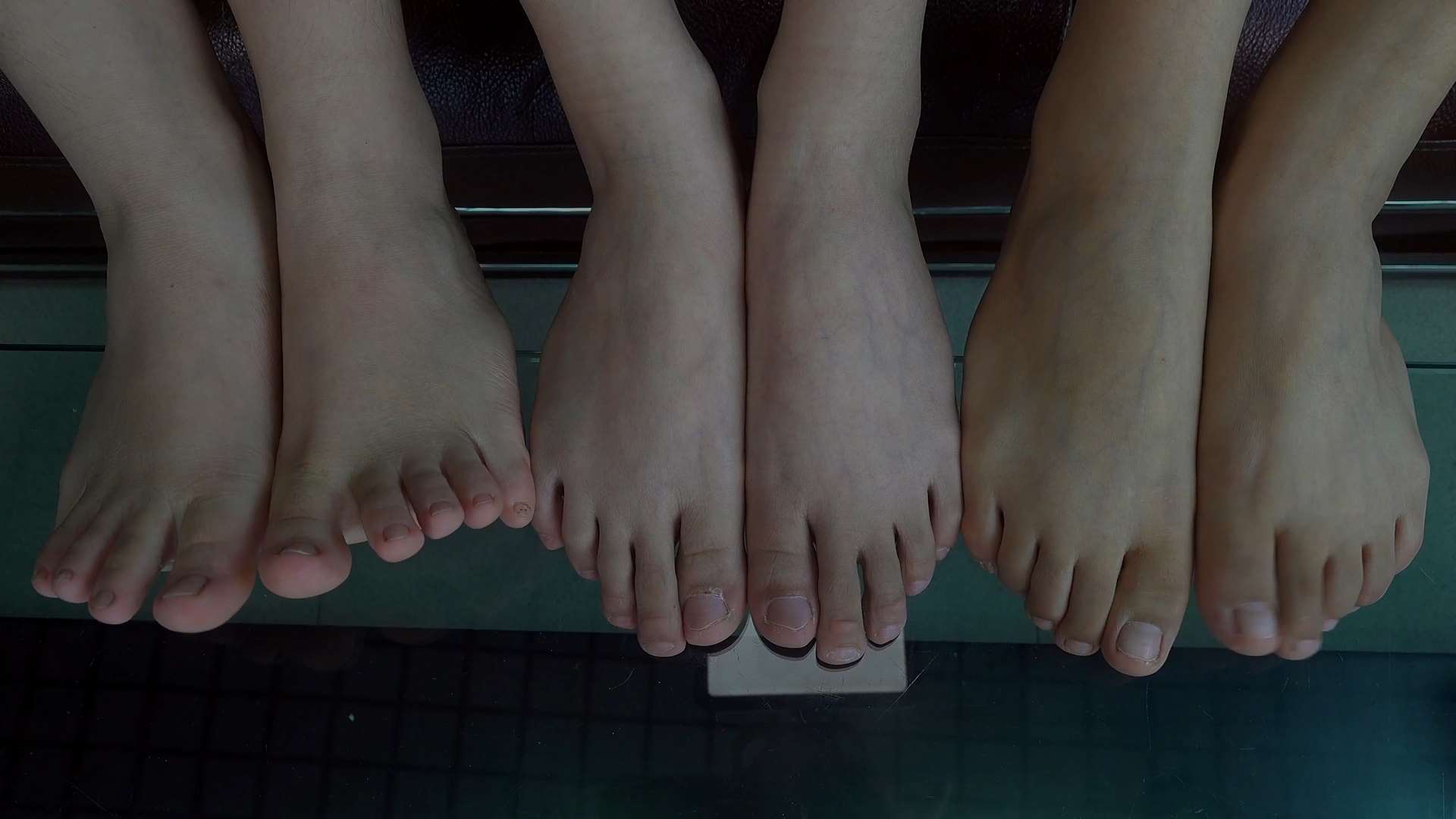 《[视频]小新,美妮和姐姐三人互脚，嫌脚臭！》作品图