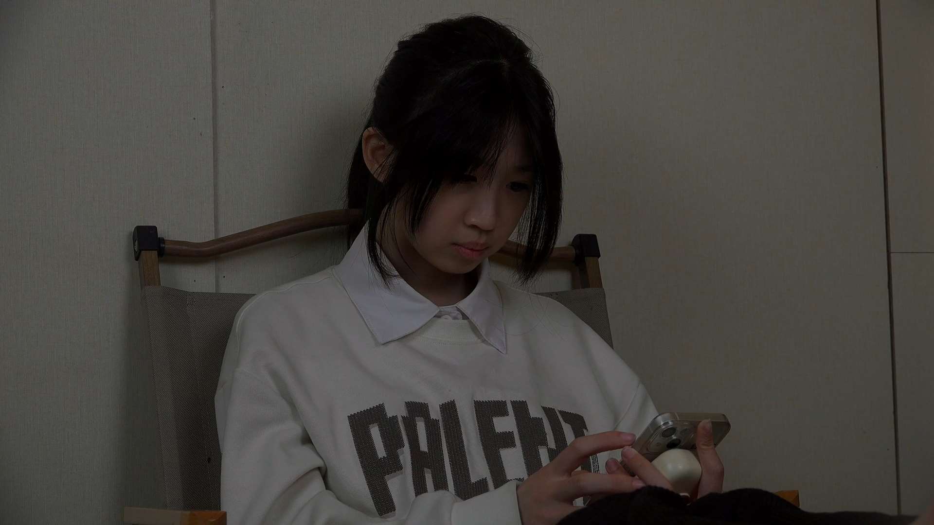 《[视频]可爱女生雅雅一边聊天一边无意识秀美脚》作品图