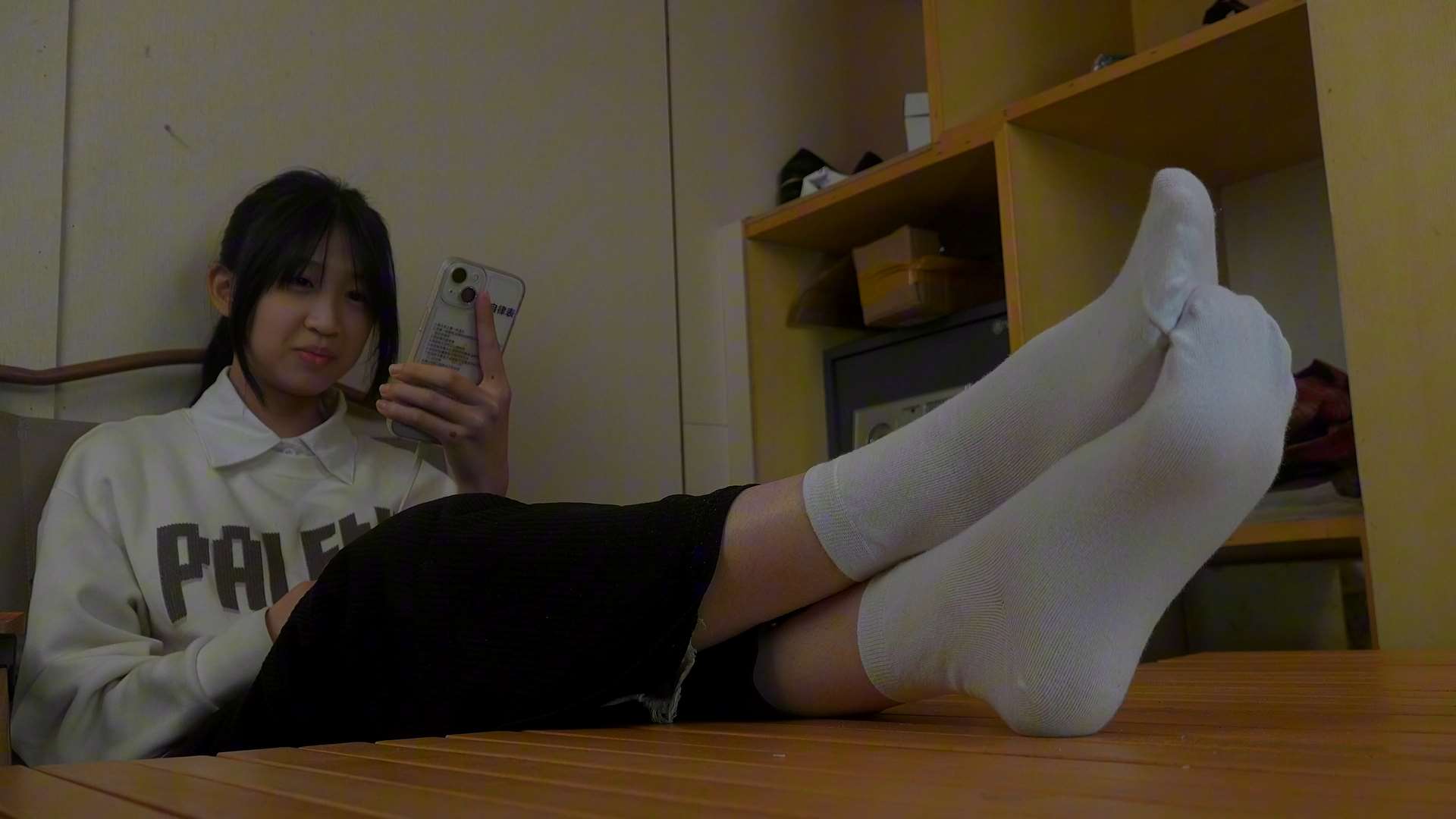 《[视频]可爱女生雅雅一边聊天一边无意识秀美脚》作品图