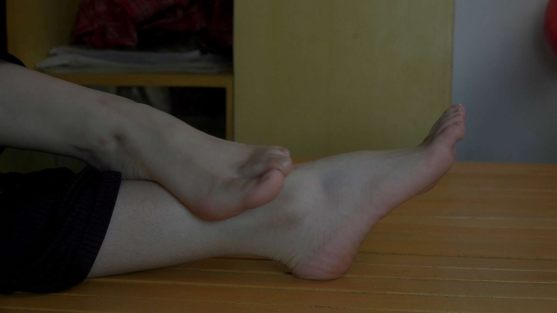 《[视频]可爱女生雅雅一边聊天一边无意识秀美脚》作品图