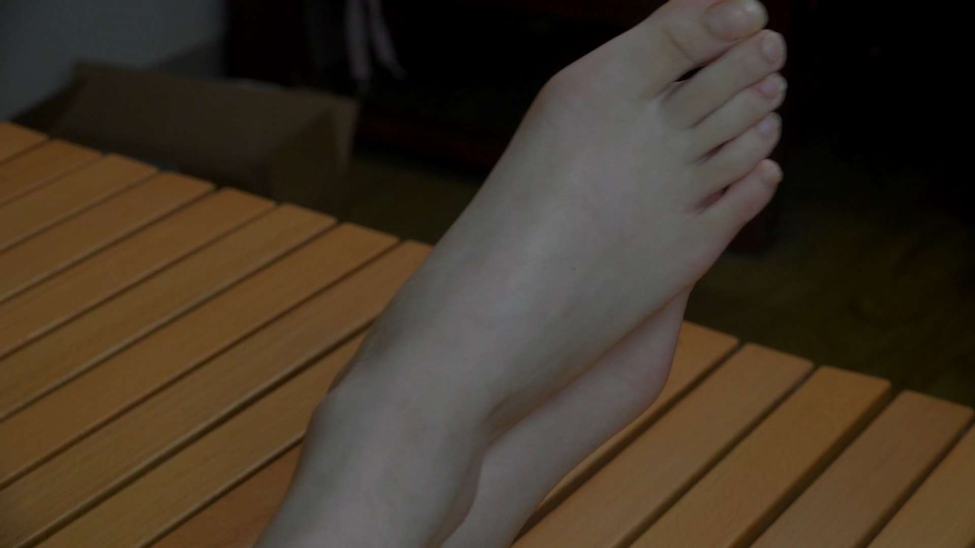 《[视频]可爱女生雅雅一边聊天一边无意识秀美脚》作品图