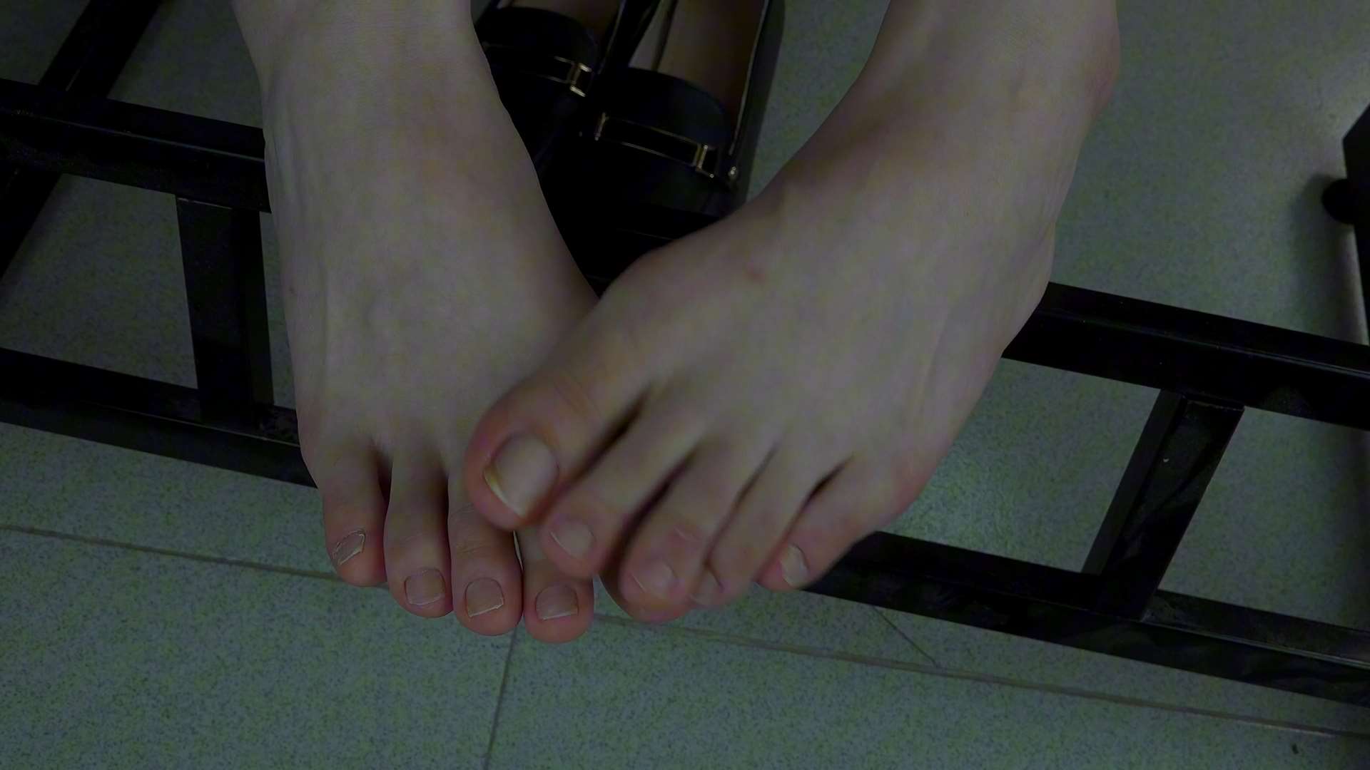 《[视频]李怡办公室无意识挑鞋玩鞋，露出有味道的红润脚丫》作品图