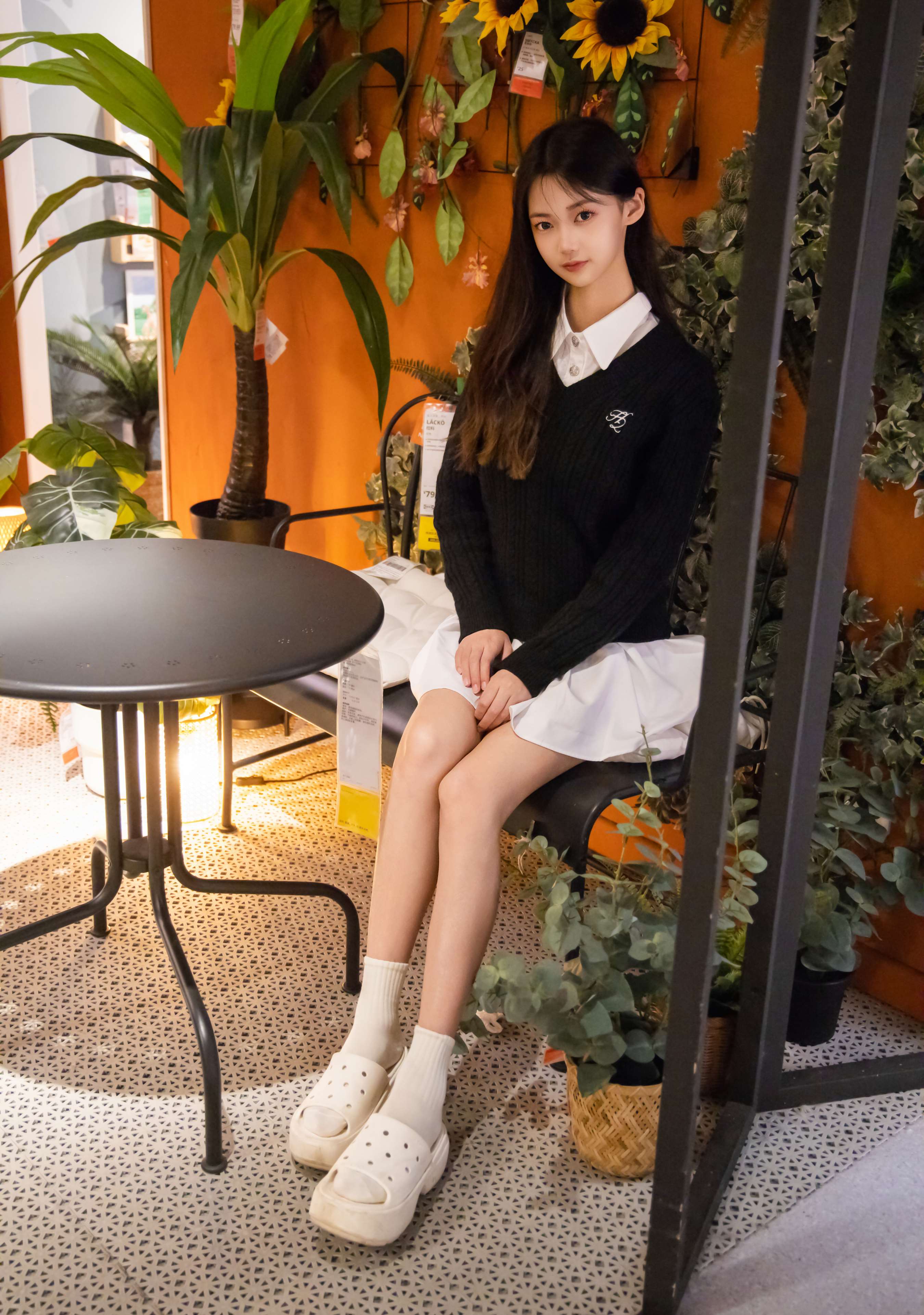 《鹿鹿 洞洞鞋白棉袜の裸足》作品图