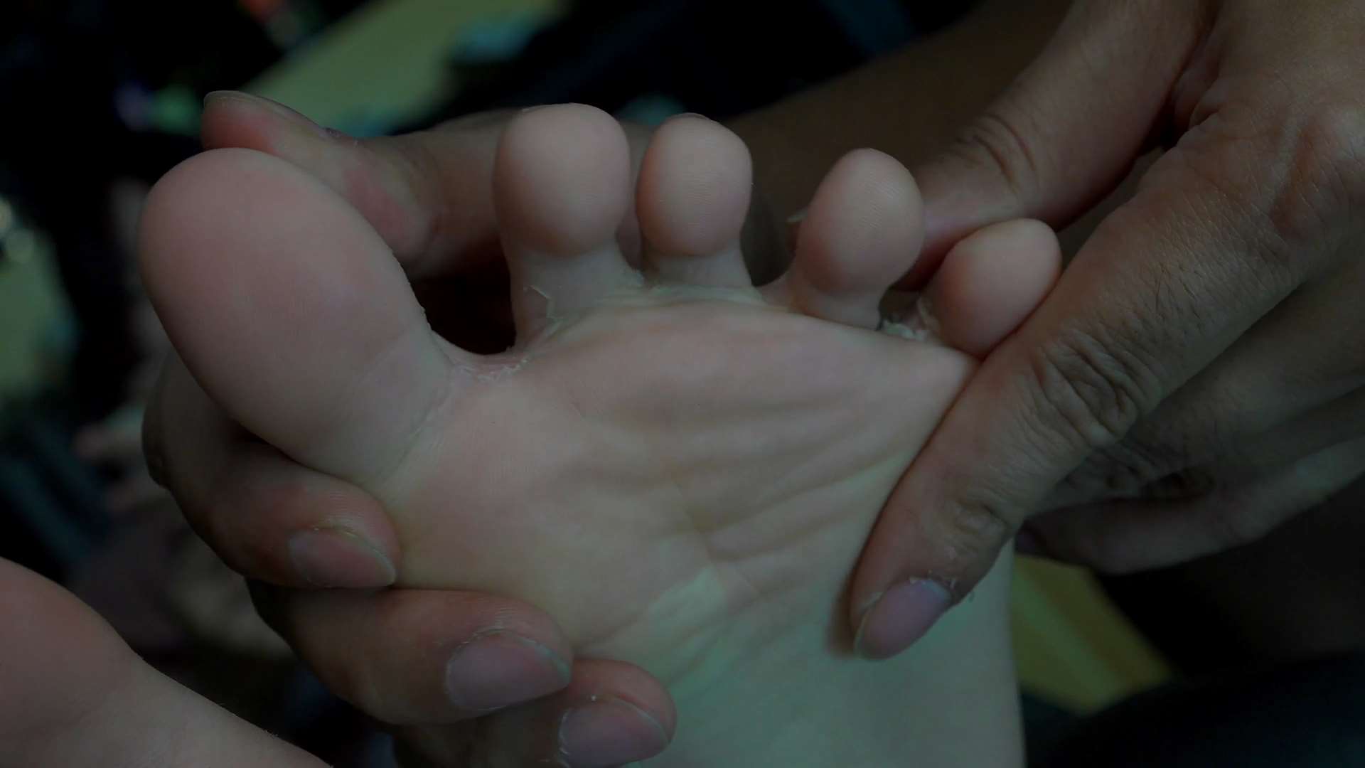 《[视频]小秋性感肉肉的美脚展示，脱掉鞋袜那刻就着迷了！》作品图