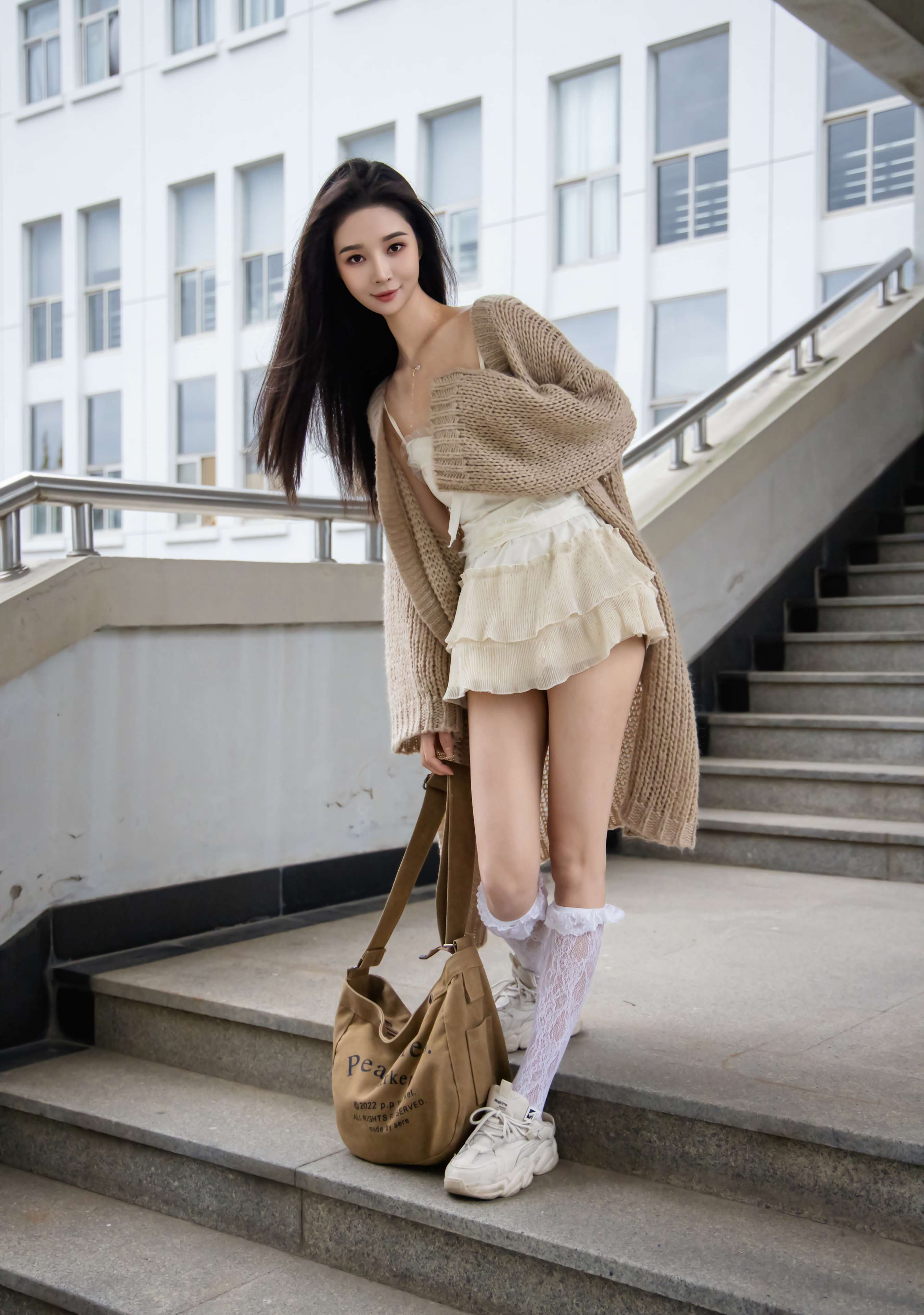 《南南-吊带运动鞋の白丝袜、裸足》作品图