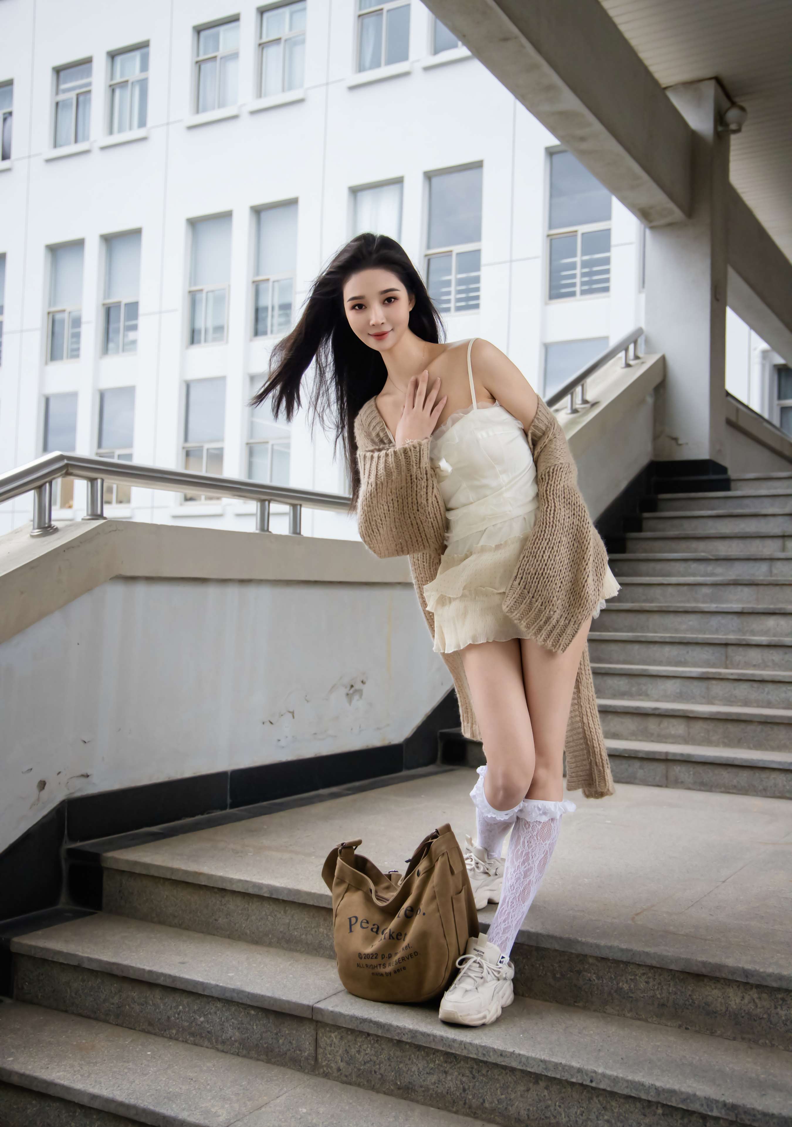 《南南-吊带运动鞋の白丝袜、裸足》作品图