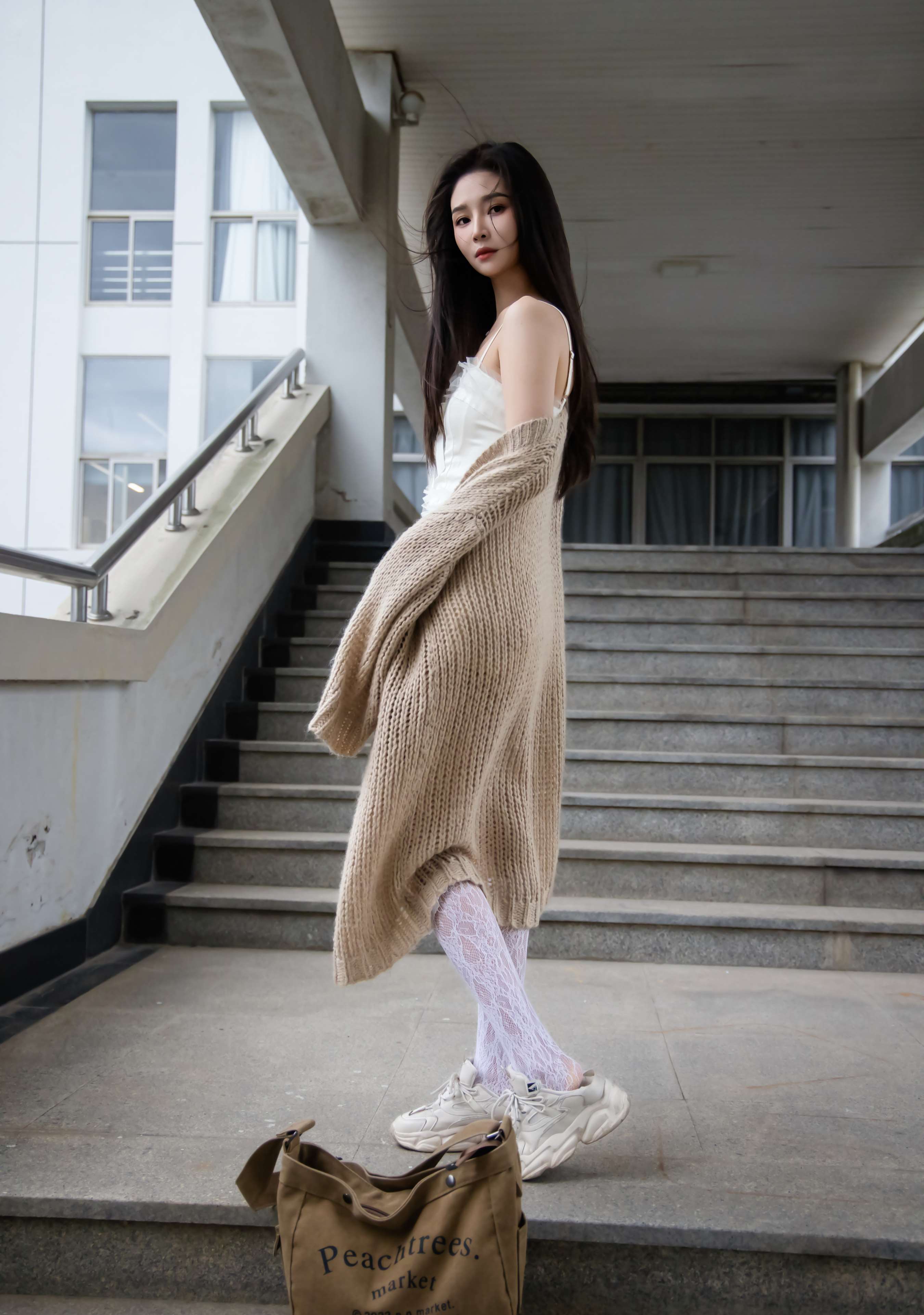 《南南-吊带运动鞋の白丝袜、裸足》作品图