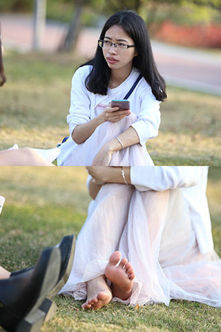 清纯文弱的眼镜女生,脱掉鞋露出水润柔软的玉足