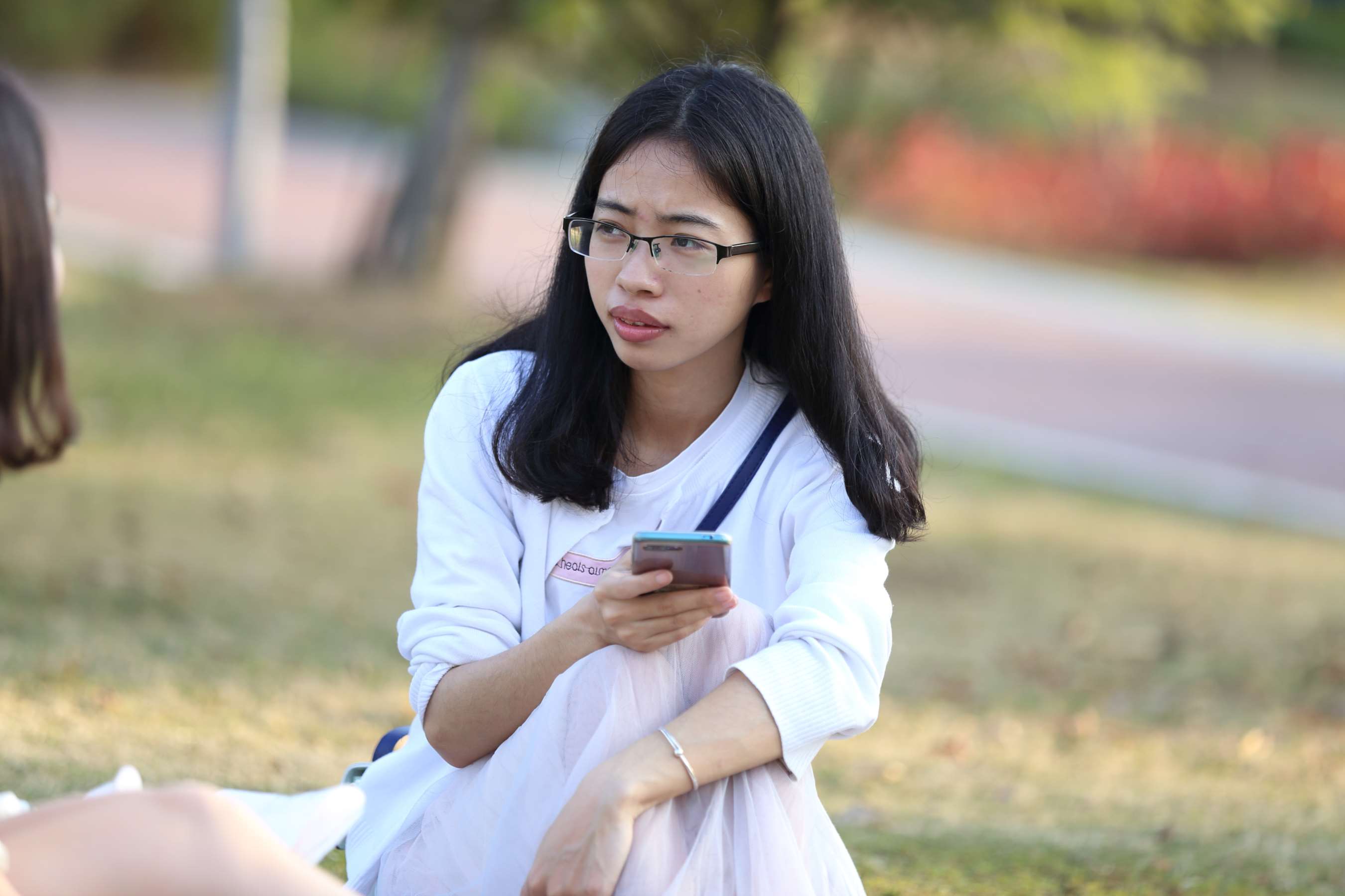 《清纯文弱的眼镜女生,脱掉鞋露出水润柔软的玉足》作品图