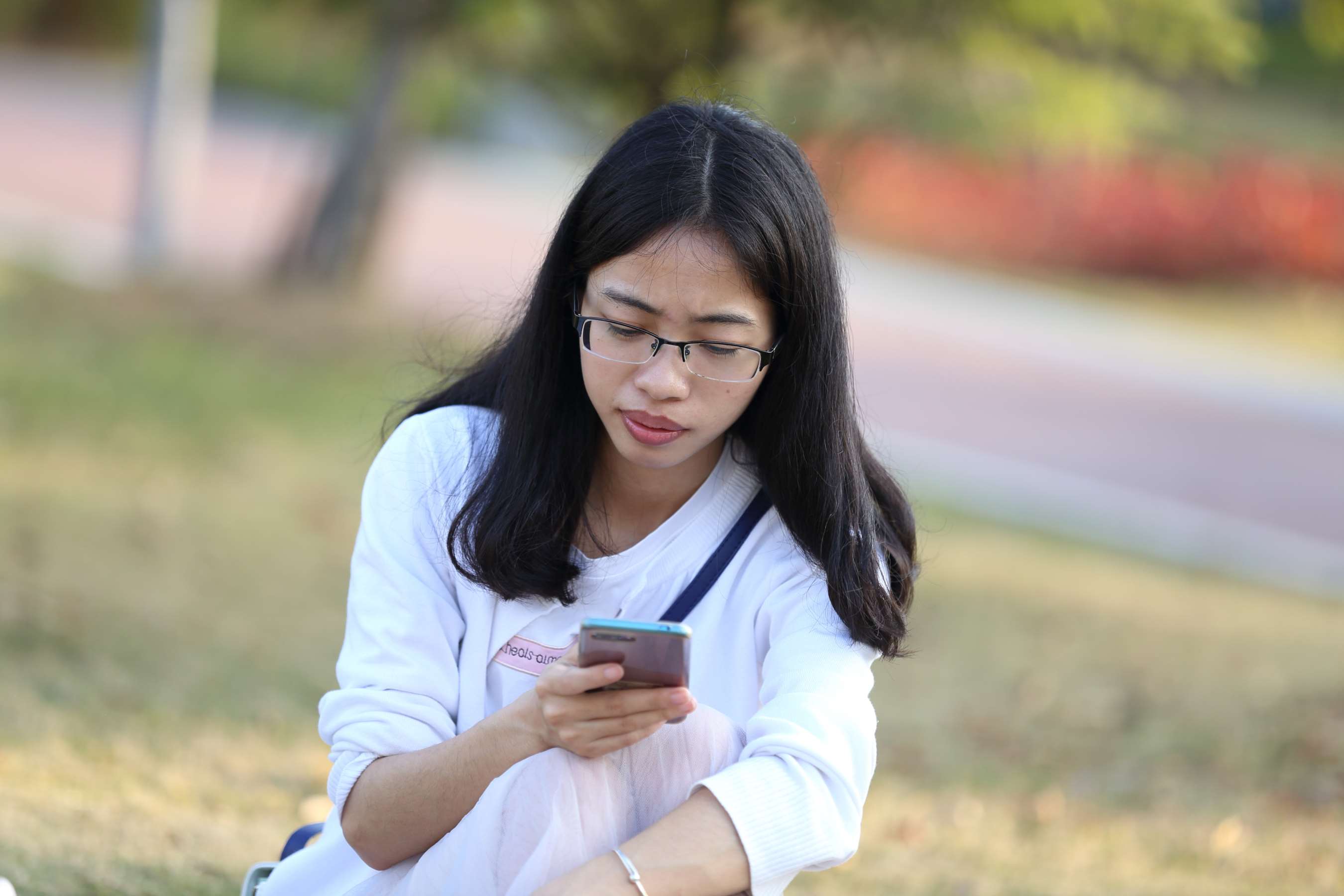 《清纯文弱的眼镜女生,脱掉鞋露出水润柔软的玉足》作品图