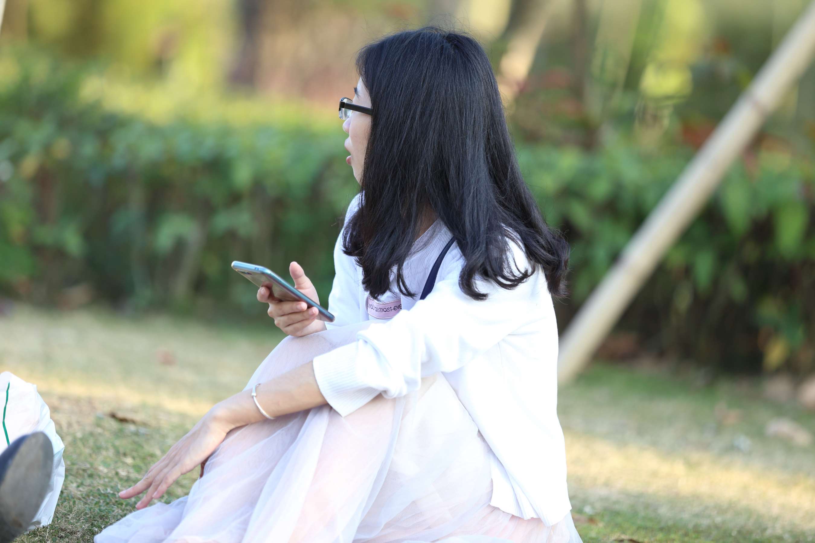 《清纯文弱的眼镜女生,脱掉鞋露出水润柔软的玉足》作品图