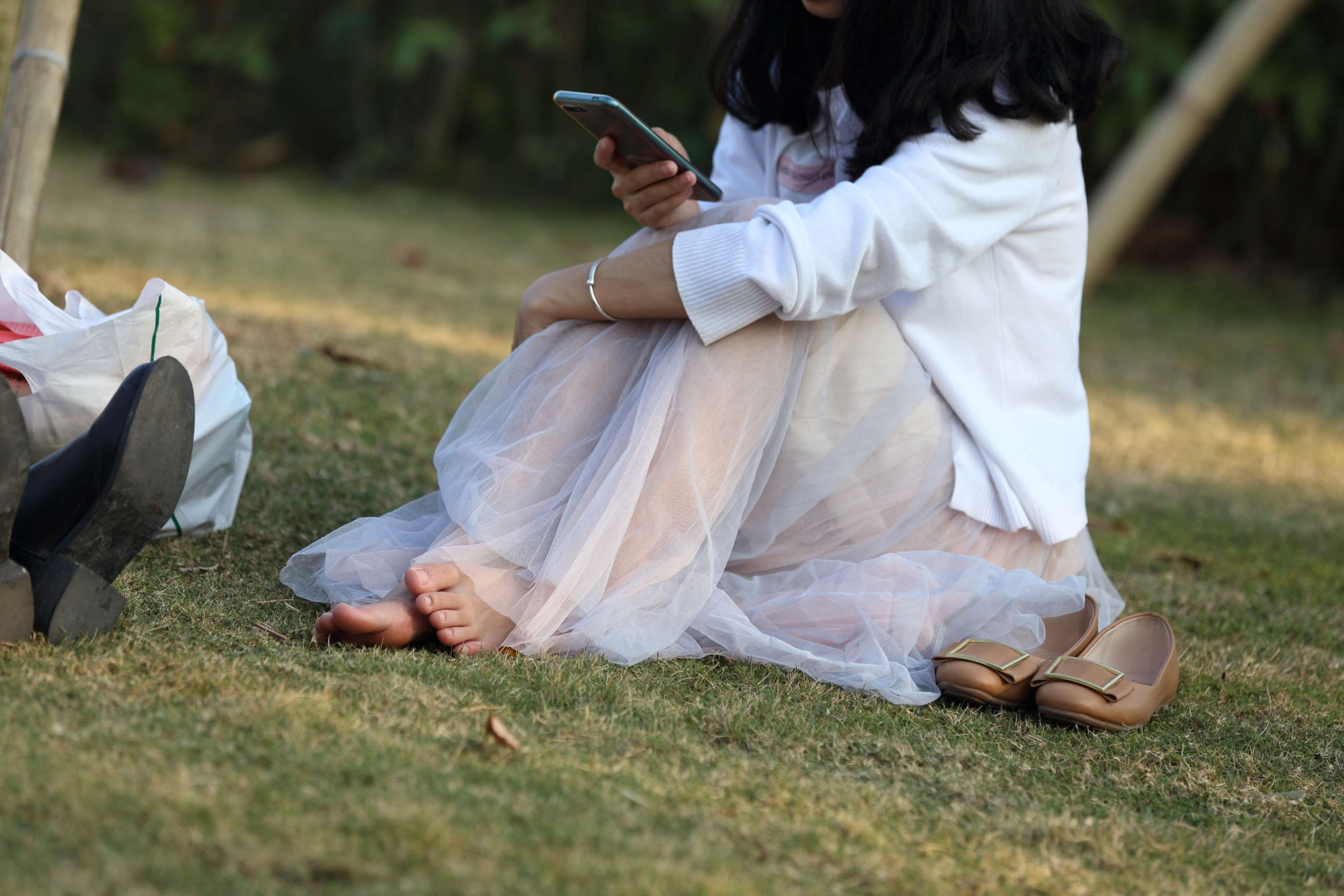 《清纯文弱的眼镜女生,脱掉鞋露出水润柔软的玉足》作品图