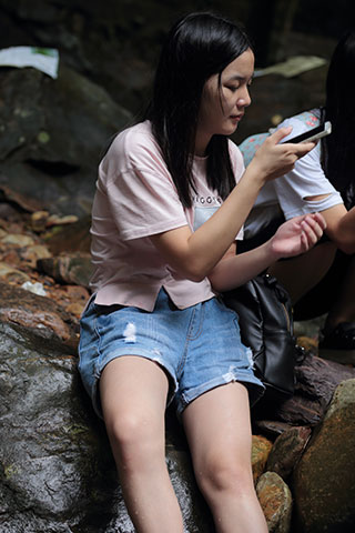 清纯漂亮的18岁小女生，有双超性感玉足