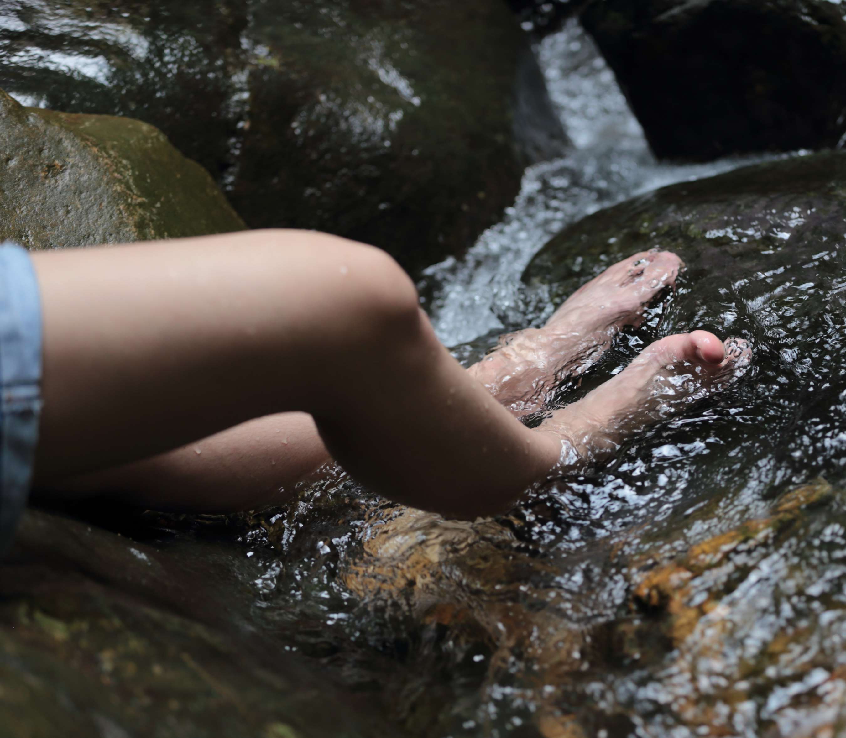 《清纯漂亮的18岁小女生，有双超性感玉足》作品图