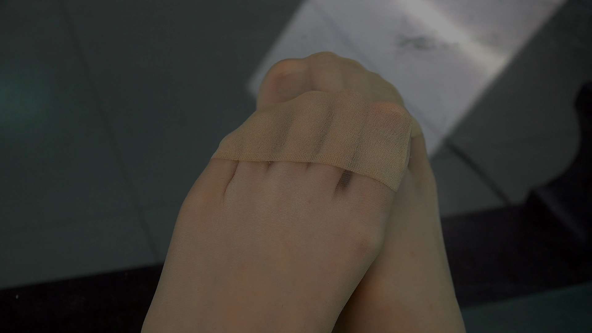 《[视频]美琪性感肉丝美脚诱惑，丝袜脚更是迷人》作品图