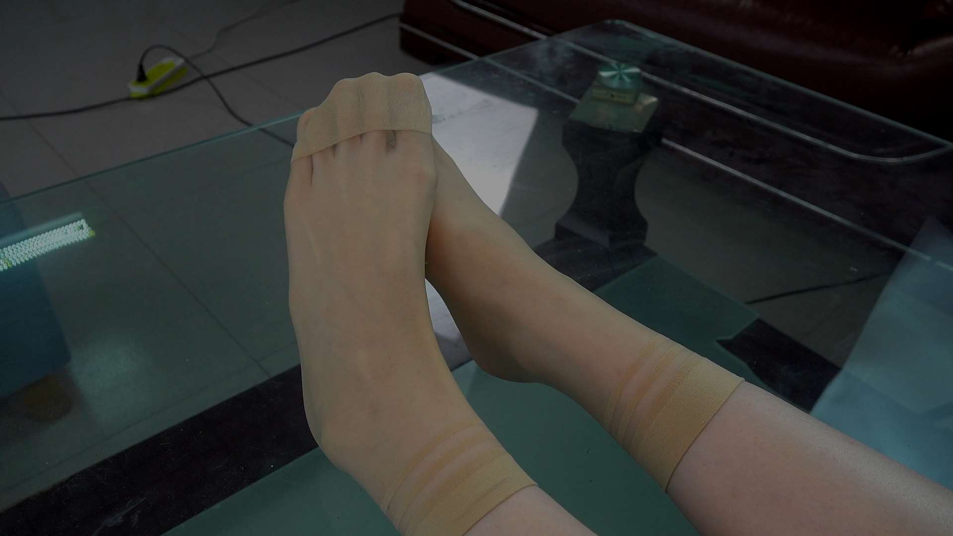 《[视频]美琪性感肉丝美脚诱惑，丝袜脚更是迷人》作品图