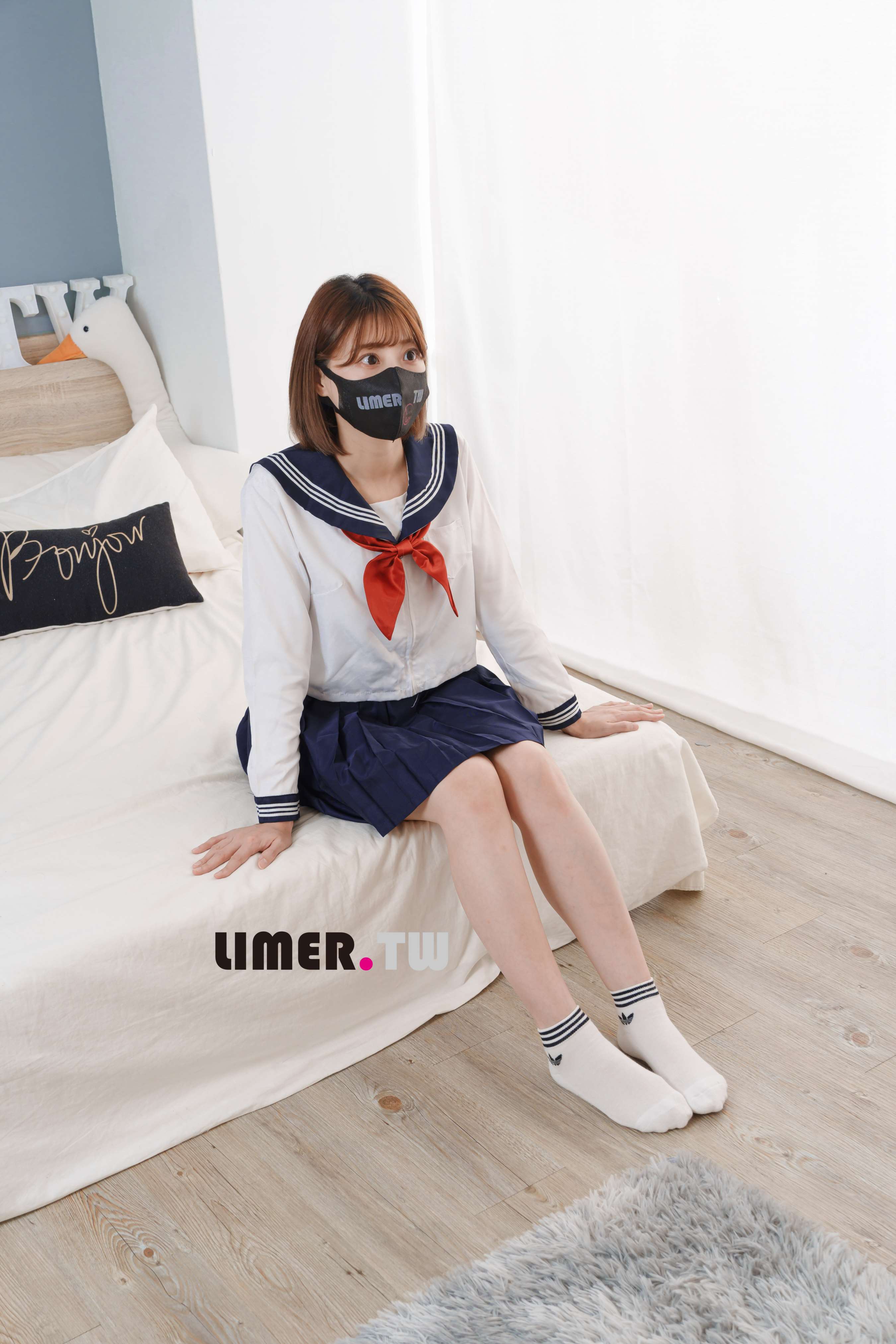 《[寄卖]素人 Mia 水汪汪大眼 JK制服白皙 裸足》作品图