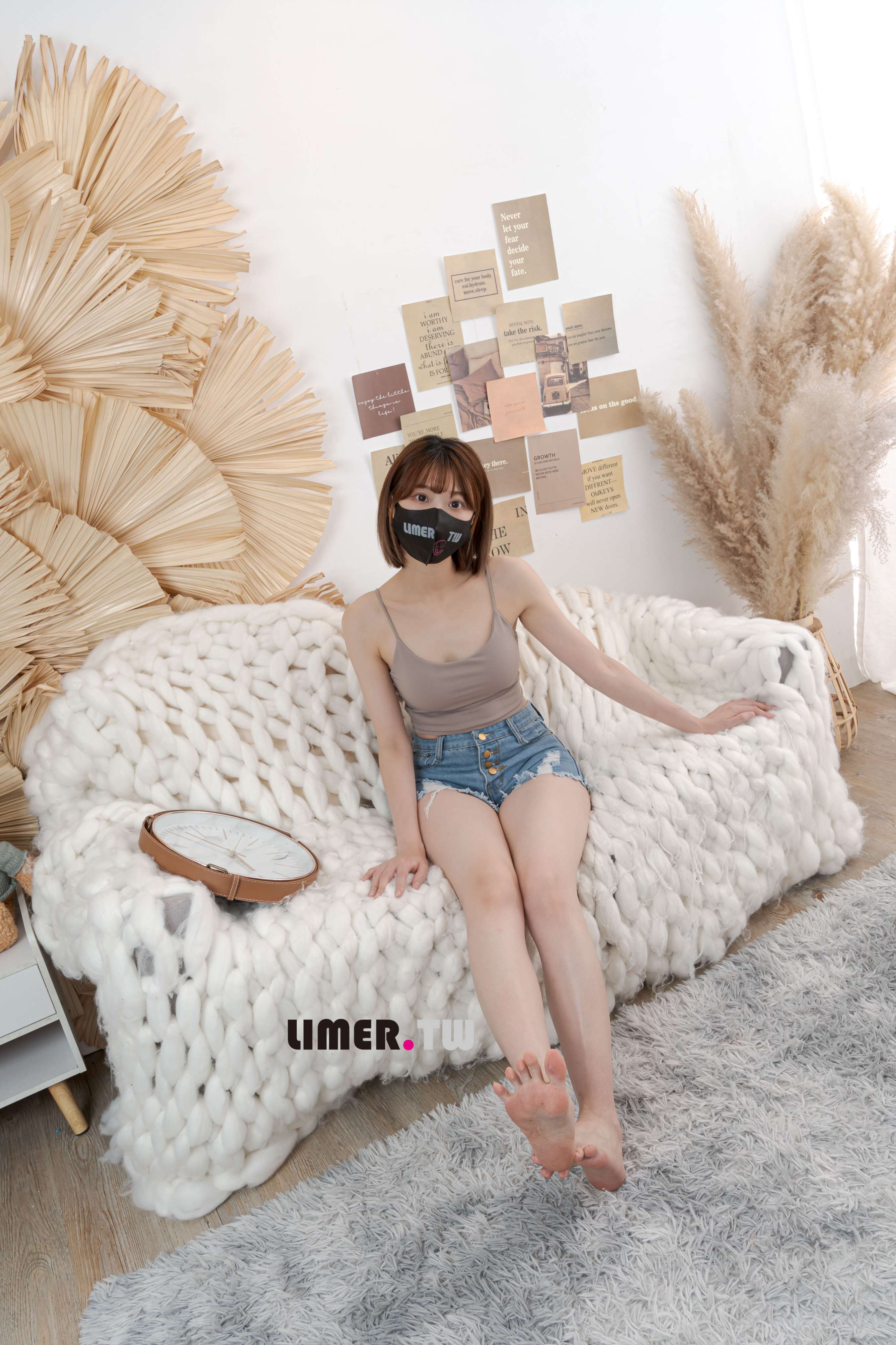 《[寄卖]素人 Mia 脱下 穆勒鞋 秀出脚汗湿漉漉嫩足》作品图