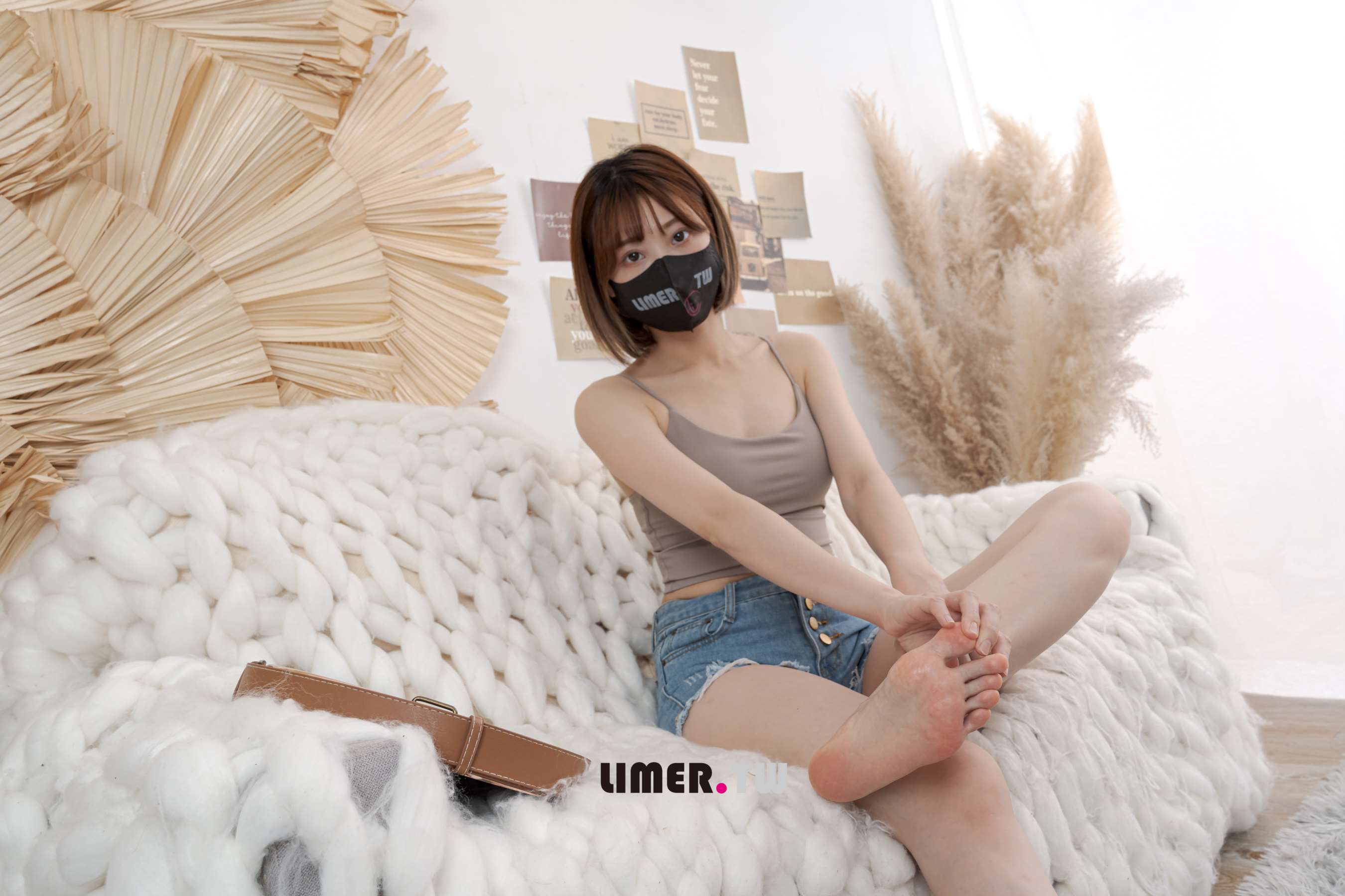 《[寄卖]素人 Mia 脱下 穆勒鞋 秀出脚汗湿漉漉嫩足》作品图