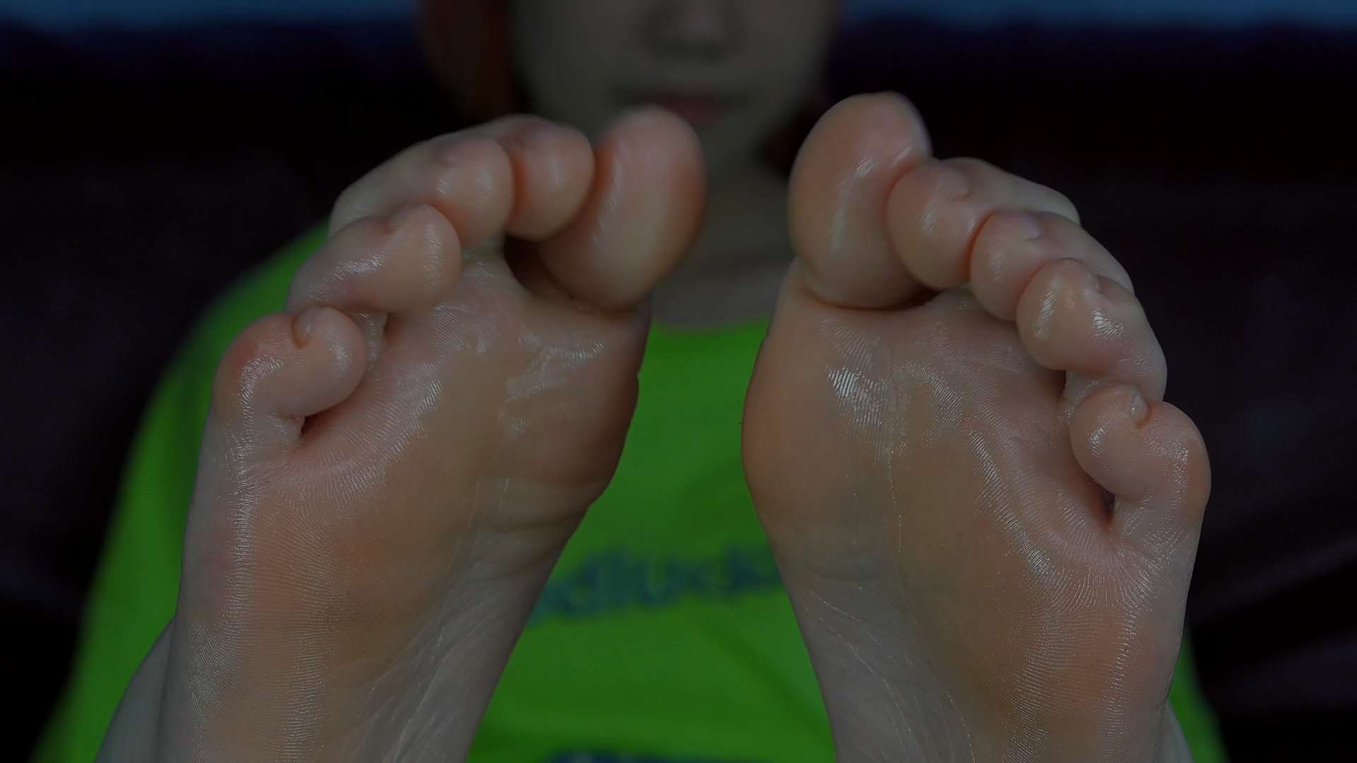 《[视频]莉莉美脚抹油互搓，脚玩塑料，各种诱惑动作》作品图